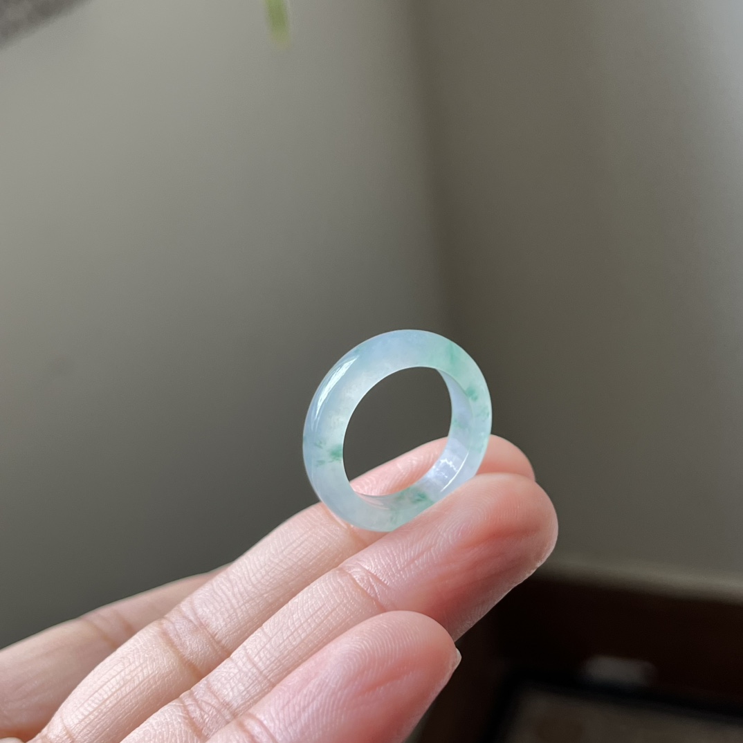 1号，冰种飘花指环，吊坠多用款，种水好，冰透无裂，内直径17.5，宽5.6×厚3.5，16.5号圈口