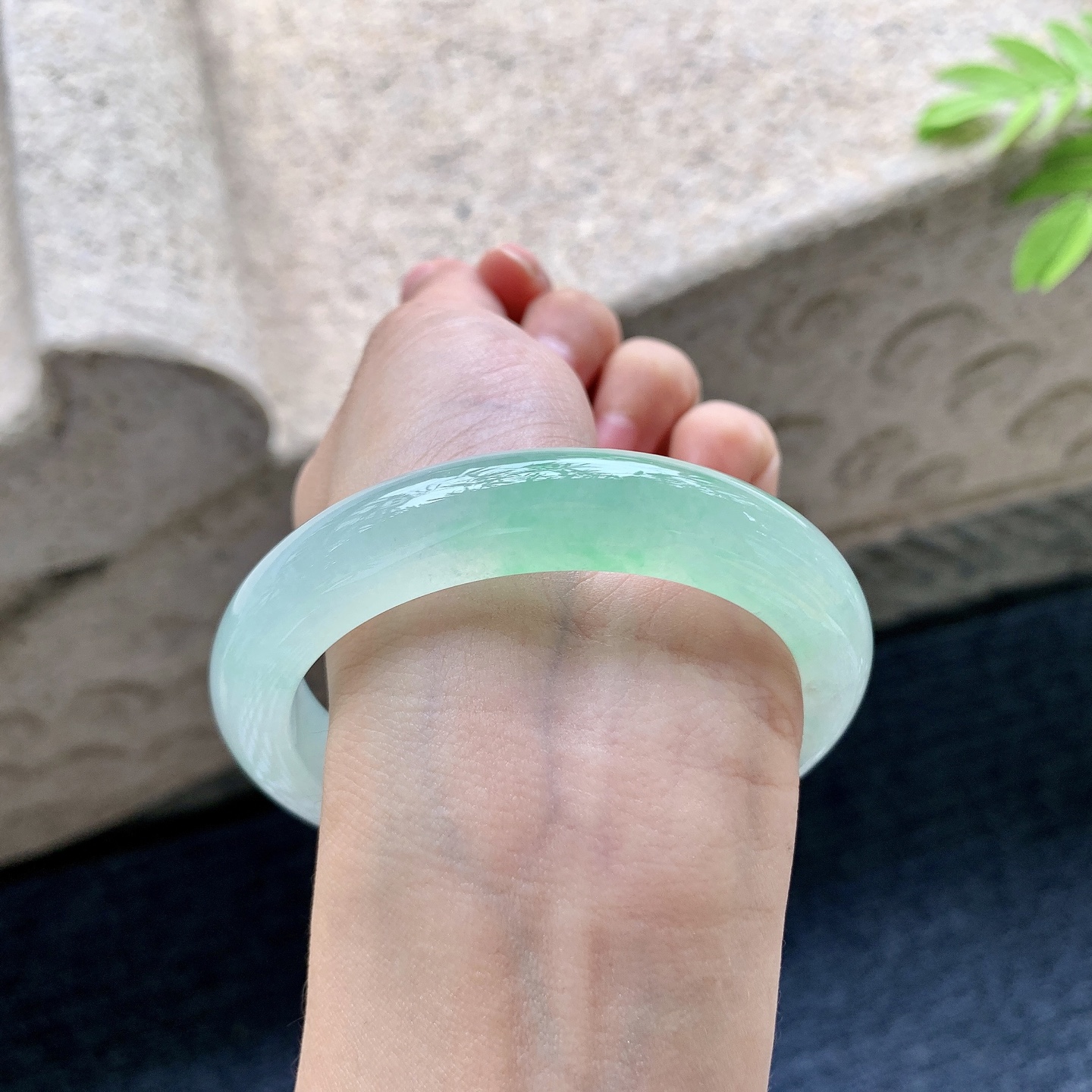 正圈58 59 圈口59/12.3/9.2 编码B2090546 糯冰飘绿，水润，种老，细腻，打灯有棉线