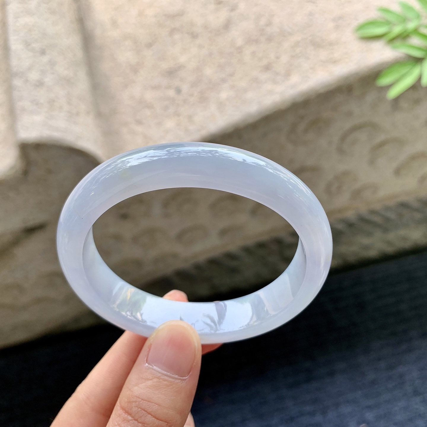 贵妃54 55 圈口55.5/50/12.5/7.5 编码Q5090915 飘黄翡，水润，种老，细腻，打灯有棉线