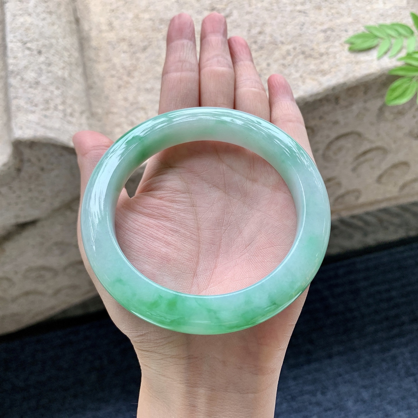 正圈62 63 圈口63.4/12.4/10.4 编码T1090711 细糯飘绿，水润，种老，细腻，有纹线