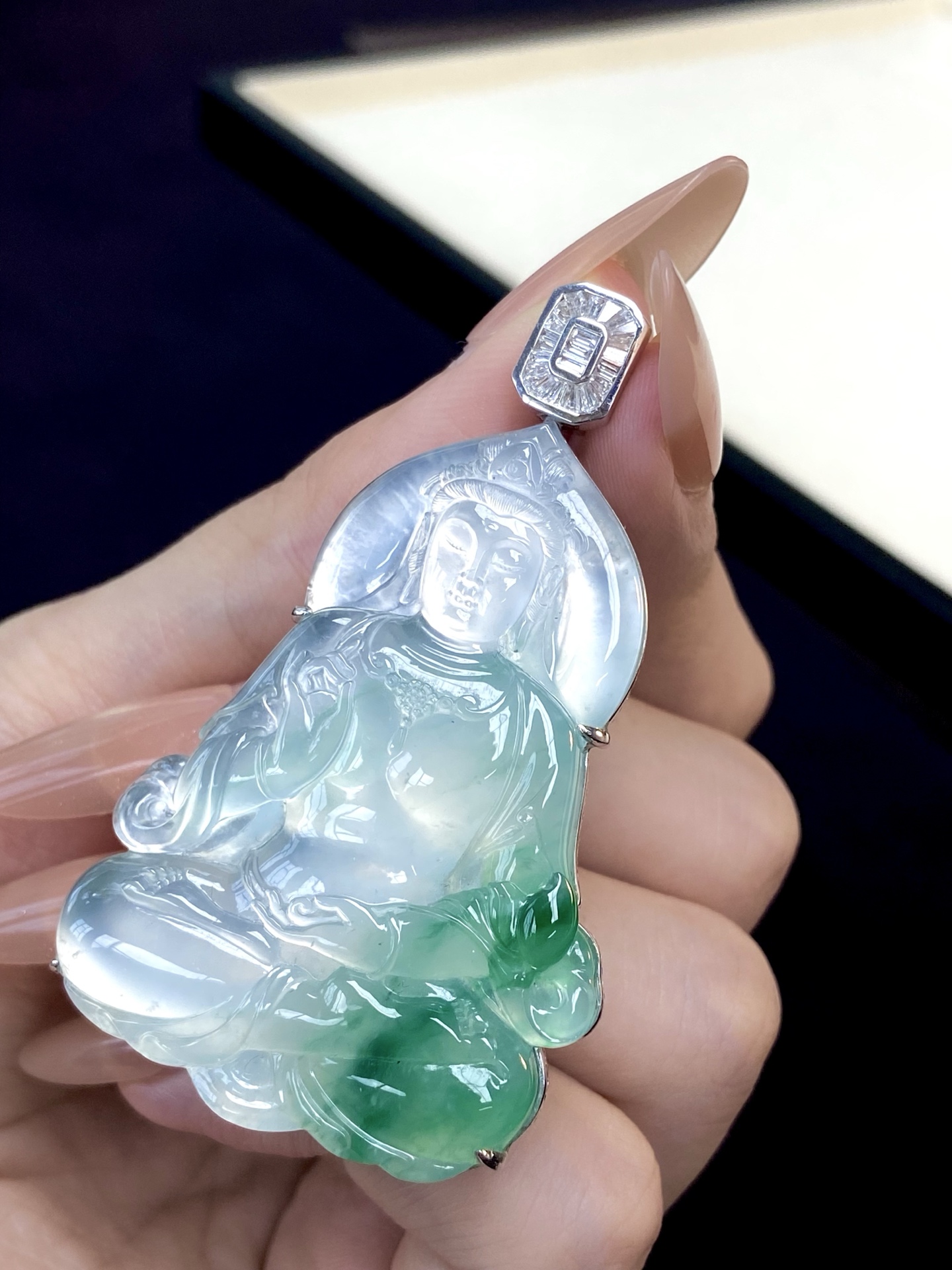 ️ 冰种木纳绿自在观音吊坠，品质货，将禅意与温润 融于方寸之间，一抹翠色空灵又端庄，戴于颈间 静心纳福 整体：61.1-36-11.4，裸石：50.8-36-6.6mm，无裂。
