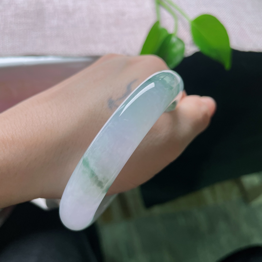 58/12.6/9.5，飘花正圈，皮纹，韵漫过腕间，飘花随性舒展，不需要言语，举手投足流露佩戴者不俗的审美。ss59043a