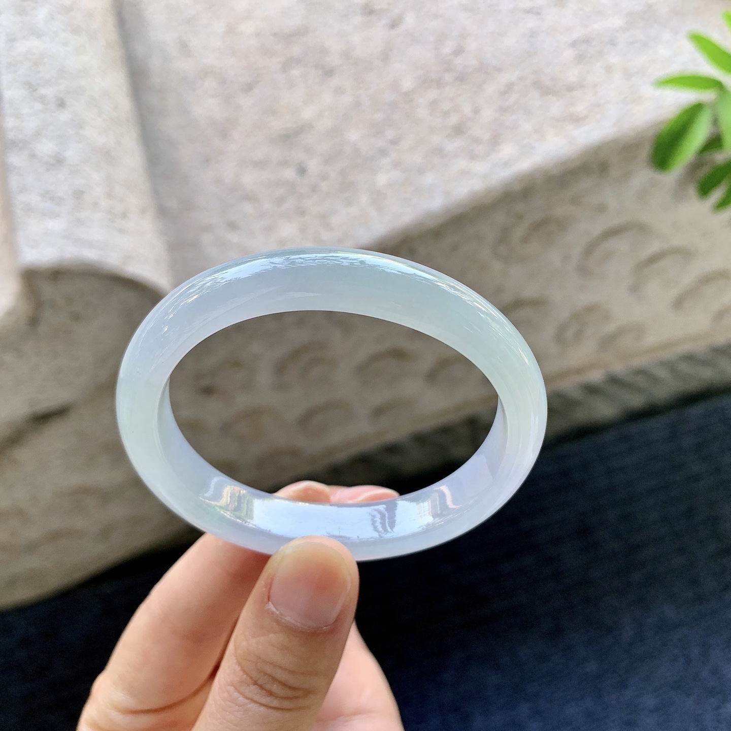 贵妃52 53 圈口53.5/46/10.7/7 编码DZ091379 糯冰春带彩，水润，种老，细腻，无裂