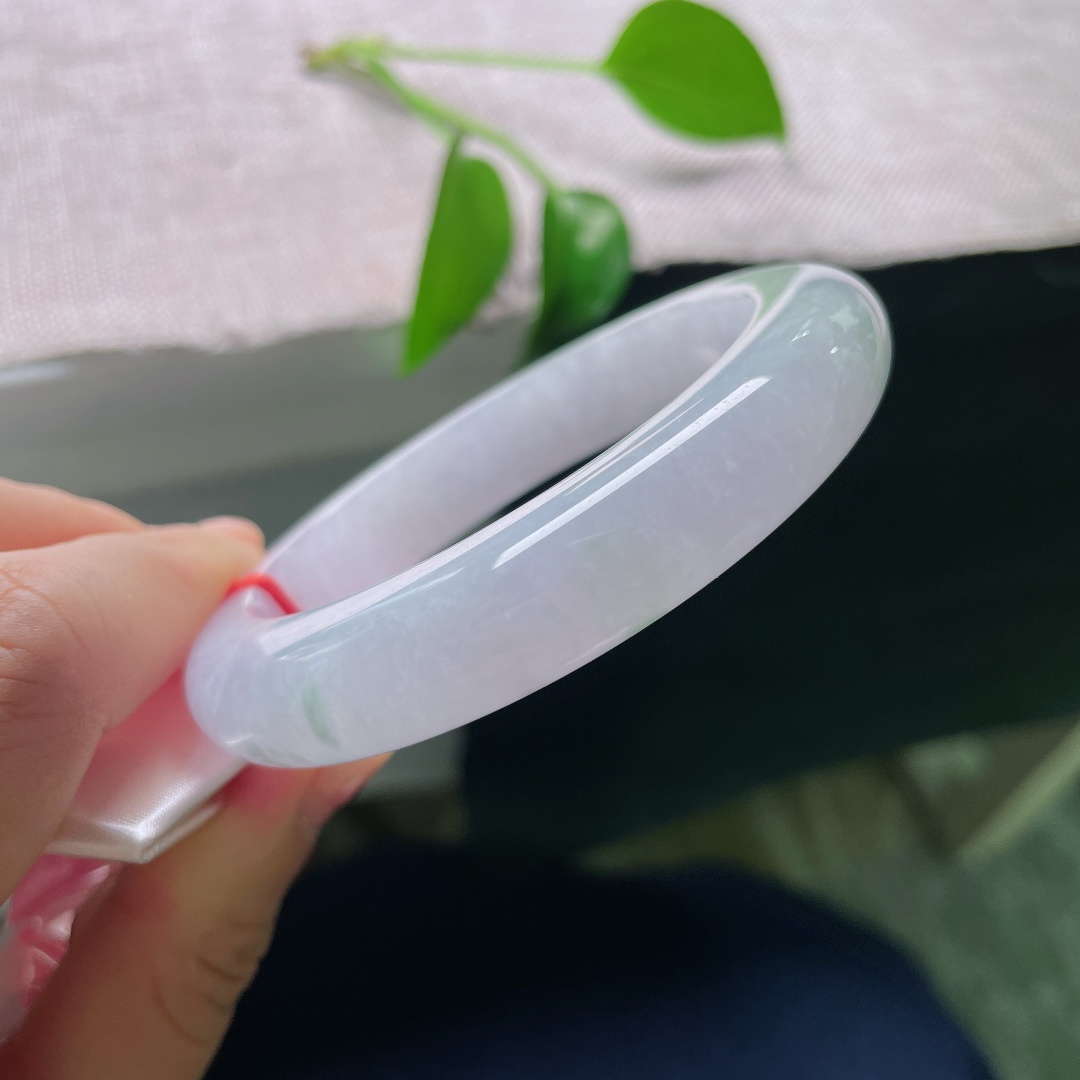 59/13/10.5，春彩正圈，一点皮纹，玉质细腻胶感十足，白底衬俏绿，像春风携翠落于素玉之上。ss59037a