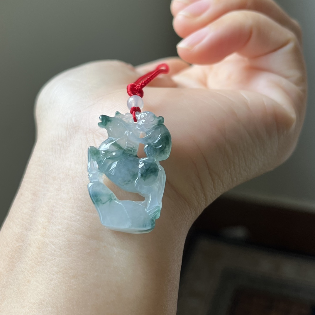 冰种飘花马上封侯吊坠，种水好，无裂，尺寸31.2×19.8×7.7