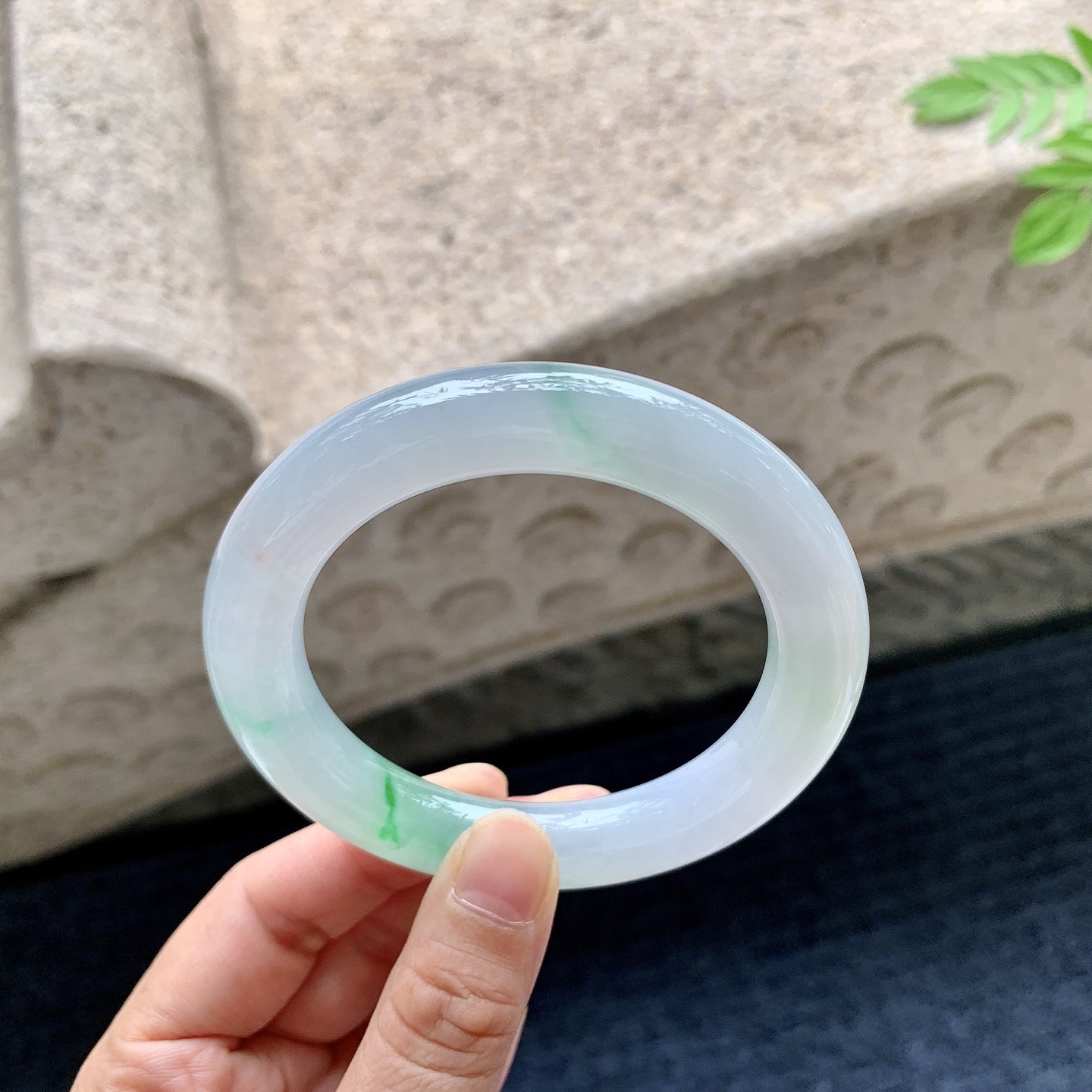 正圈54 55 圈口55.7/11/11.3 编码C5090709 糯冰飘绿，水润，种老，细腻，有纹线