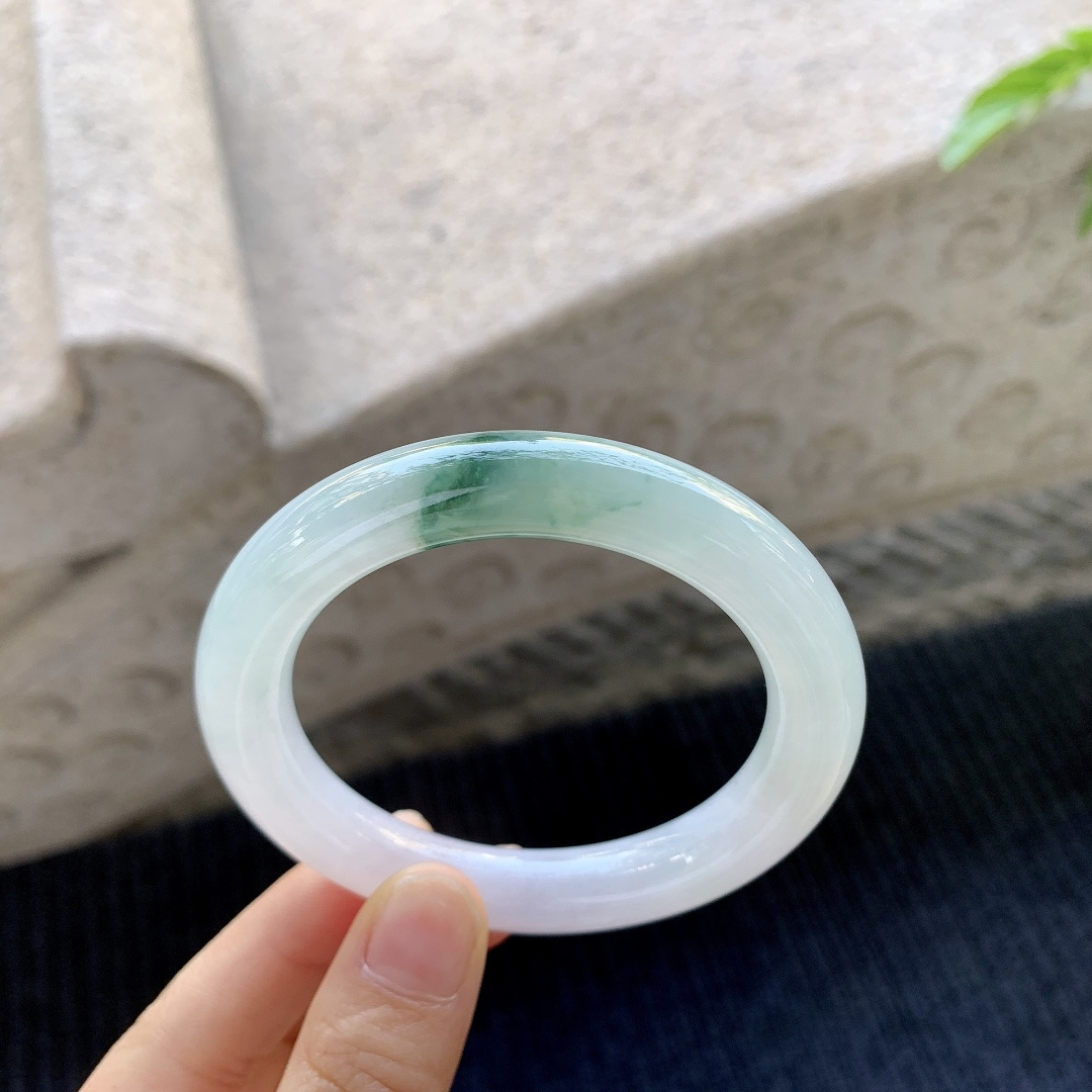 圆条53 54 圈口54.1/19.7/10.5 编码FL091341 糯冰飘绿，水润，种老，细腻，打灯有纹线
