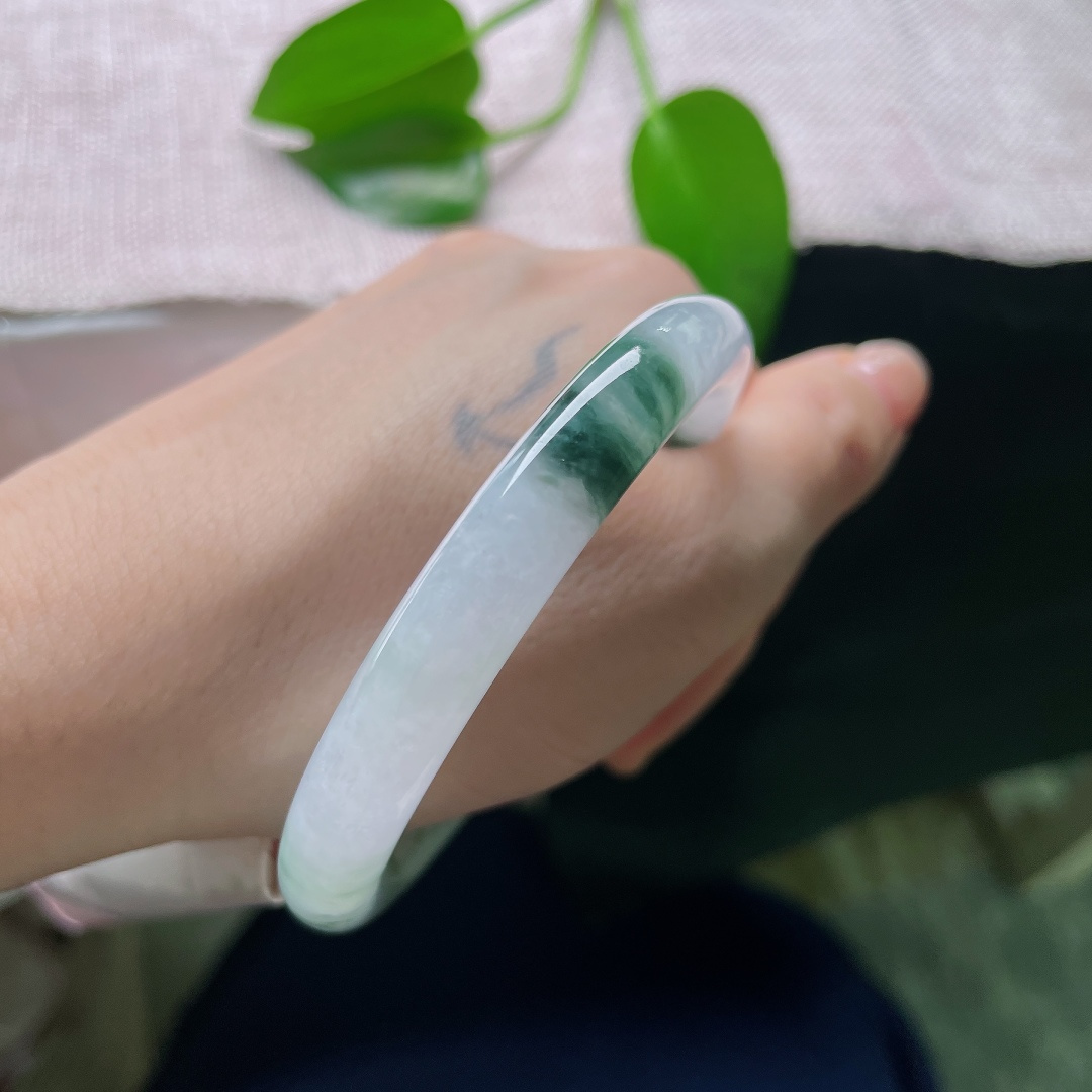 55.6/8.7，飘花圆条，一点皮纹，如烟浅紫漫遍镯身，泼墨飘花洒脱随性，莹润玉质，演绎东方诗意美学。ss59034a