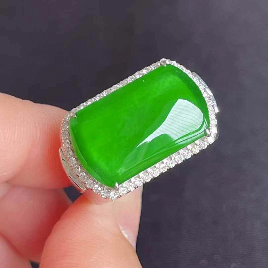 ️ 满色辣绿马鞍戒指 18k金钻镶 种好色艳 细腻感十足 品质杠杠滴 无裂，19.2-11.7-4.6