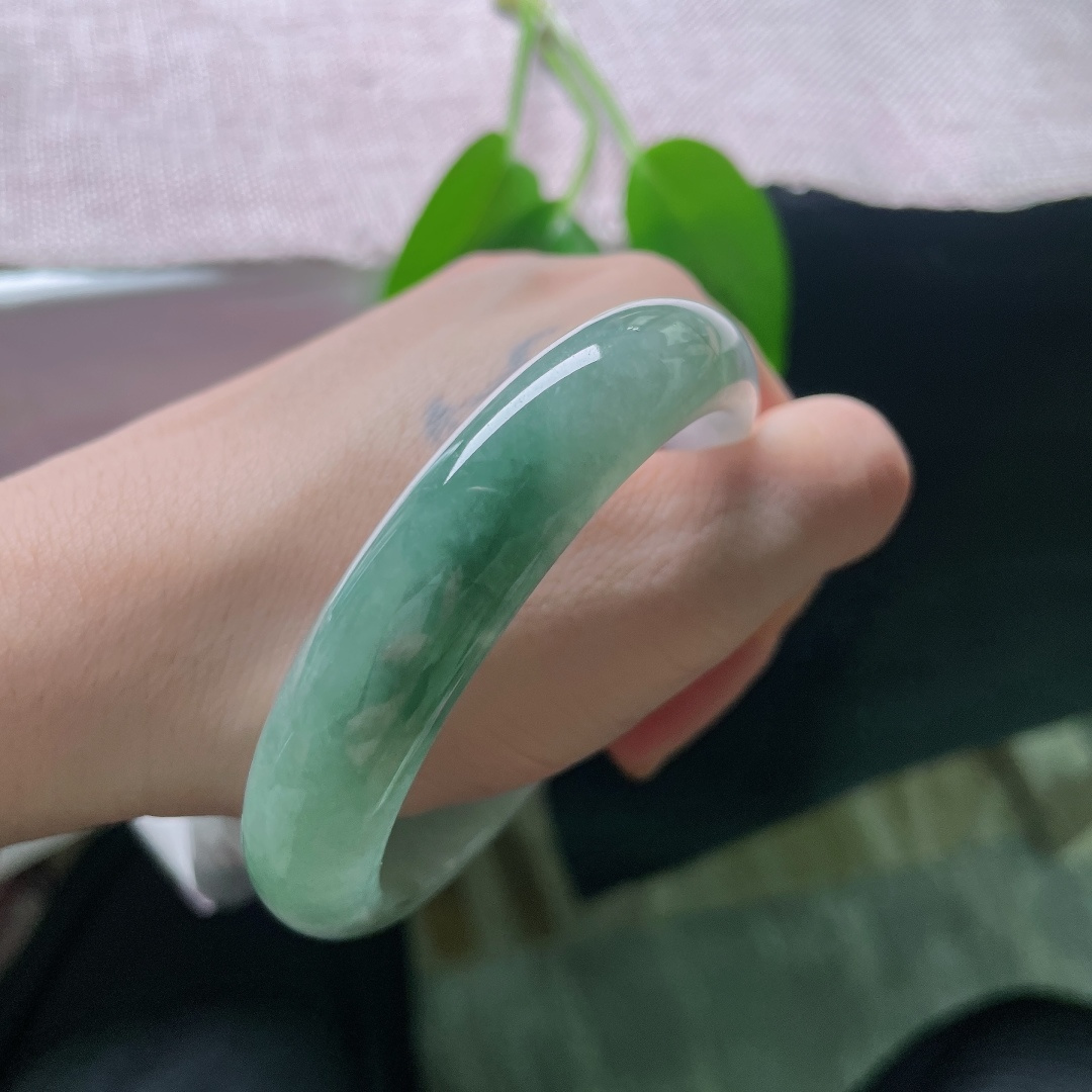 57.5/13/8.2，油青正圈，一点皮纹，半山半水平安镯，一镯藏山水，绿白相映，清润雅致，意境悠远。ss59015a