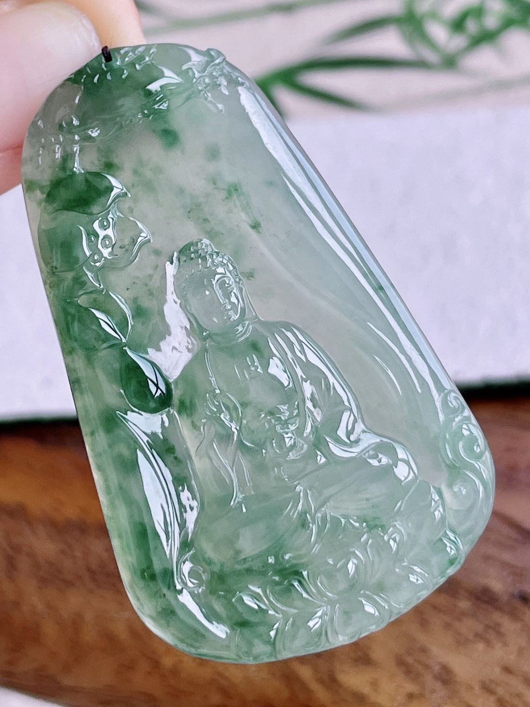 【裸石】冰飘绿花阿弥陀佛牌吊坠 【说明】缅甸 性比高 无裂 飘花 【尺寸】58.8-35.8-5.3 【重量】23.7克