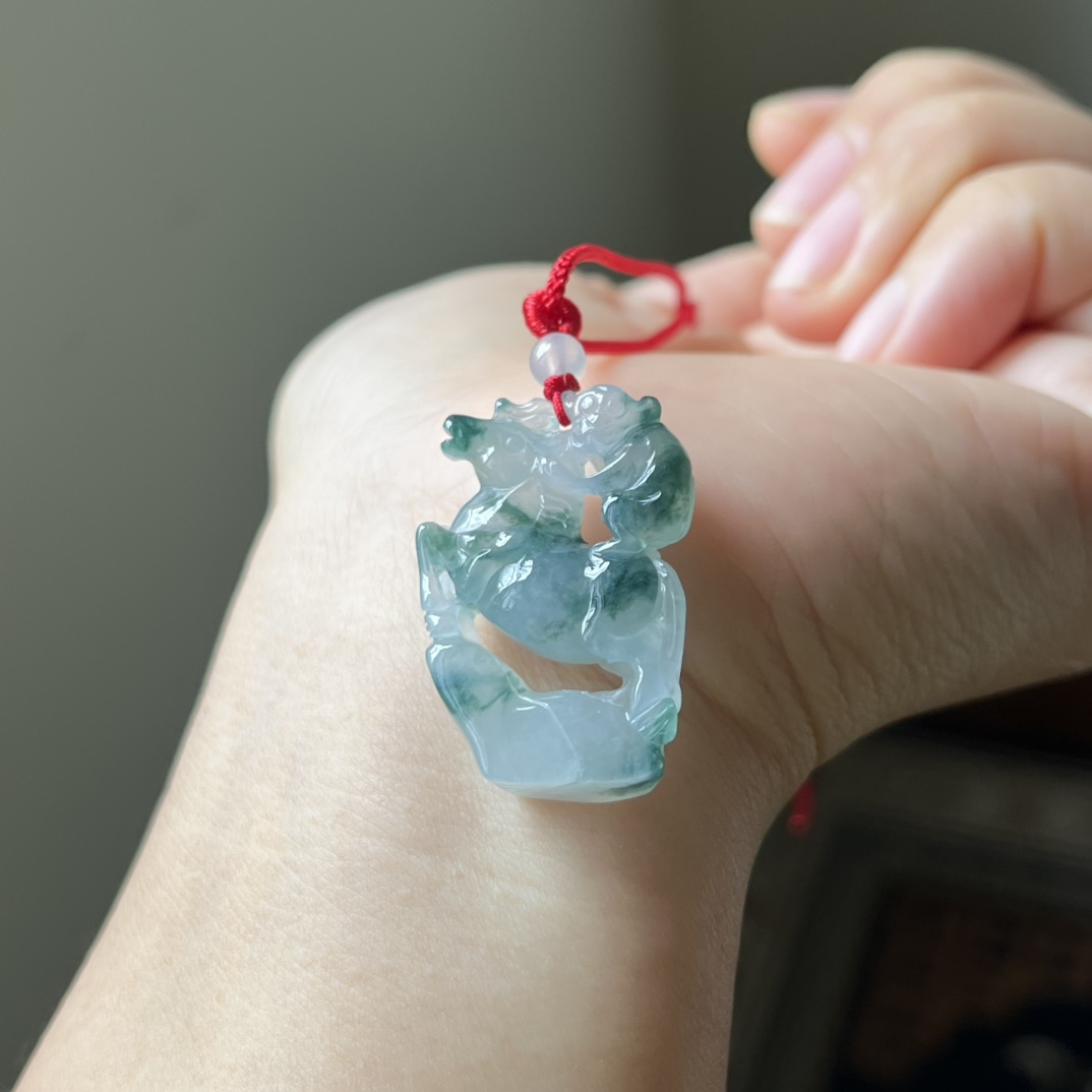 冰种飘花马上封侯吊坠，种水好，无裂，尺寸31.2×19.8×7.7