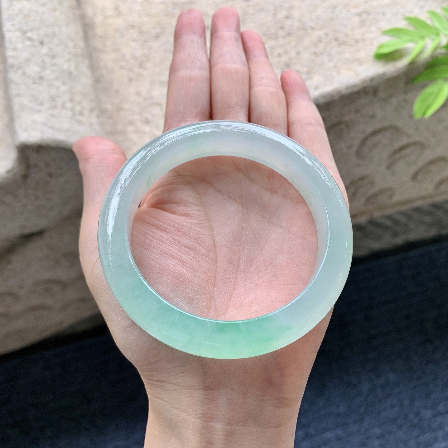 正圈58 59 圈口59/12.3/9.2 编码B2090546 糯冰飘绿，水润，种老，细腻，打灯有棉线