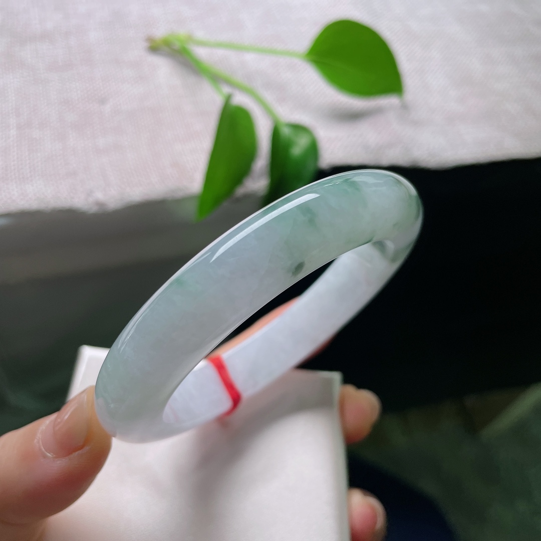 59/12.7/10.3，飘花正圈，一点皮纹，朦胧浅紫铺作玉底，写意飘花错落其间，抬腕便是独属于东方的浪漫。ss59027a