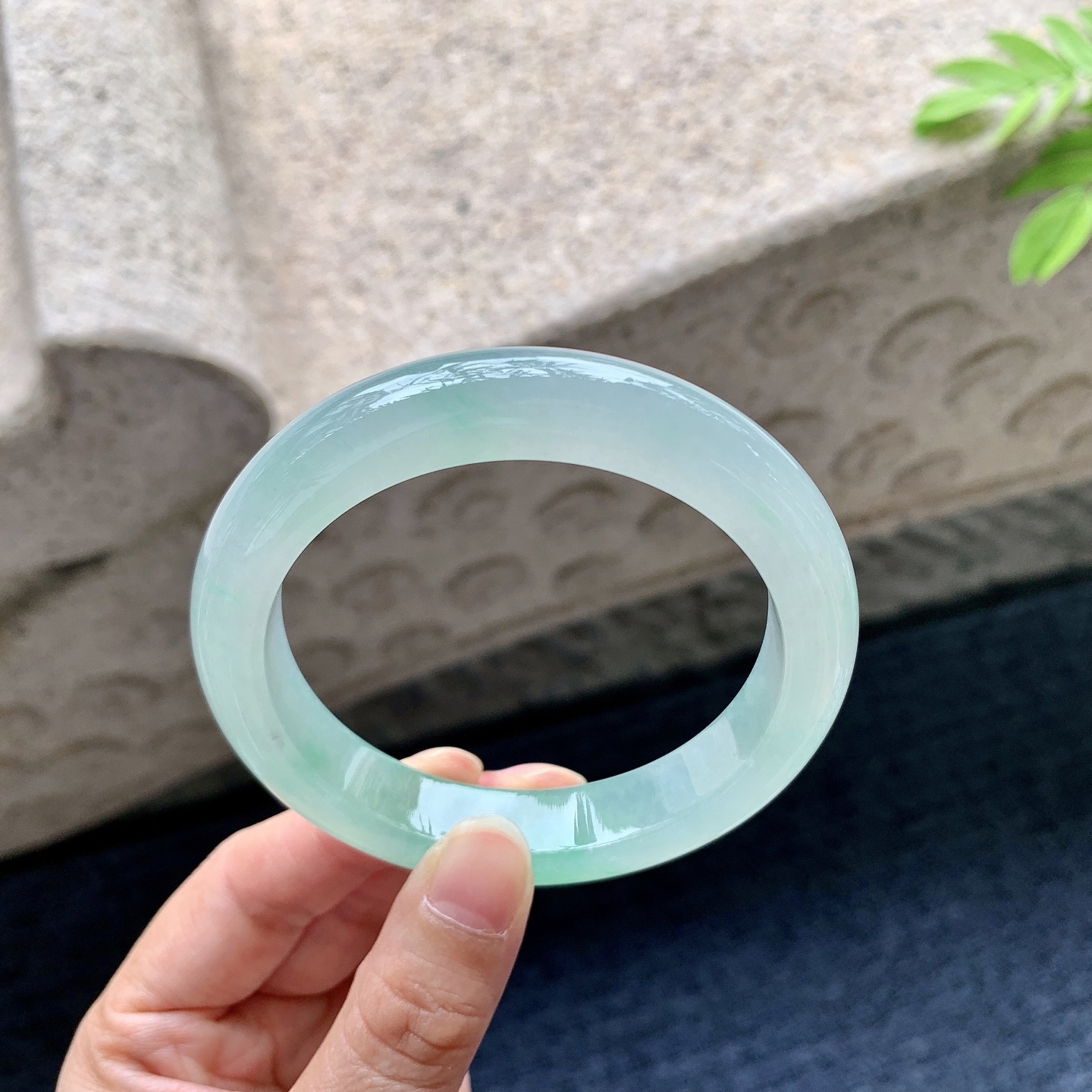 正圈58 59 圈口59/12.3/9.2 编码B2090546 糯冰飘绿，水润，种老，细腻，打灯有棉线