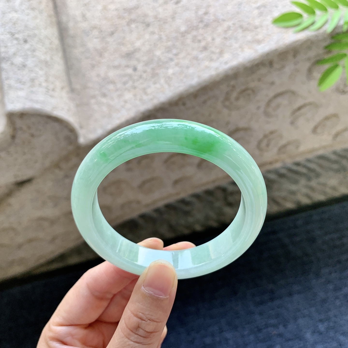 正圈54 55 圈口55.7/12.3/8.4 编码AD091517 细糯飘绿，水润，种老，细腻，打灯有棉线