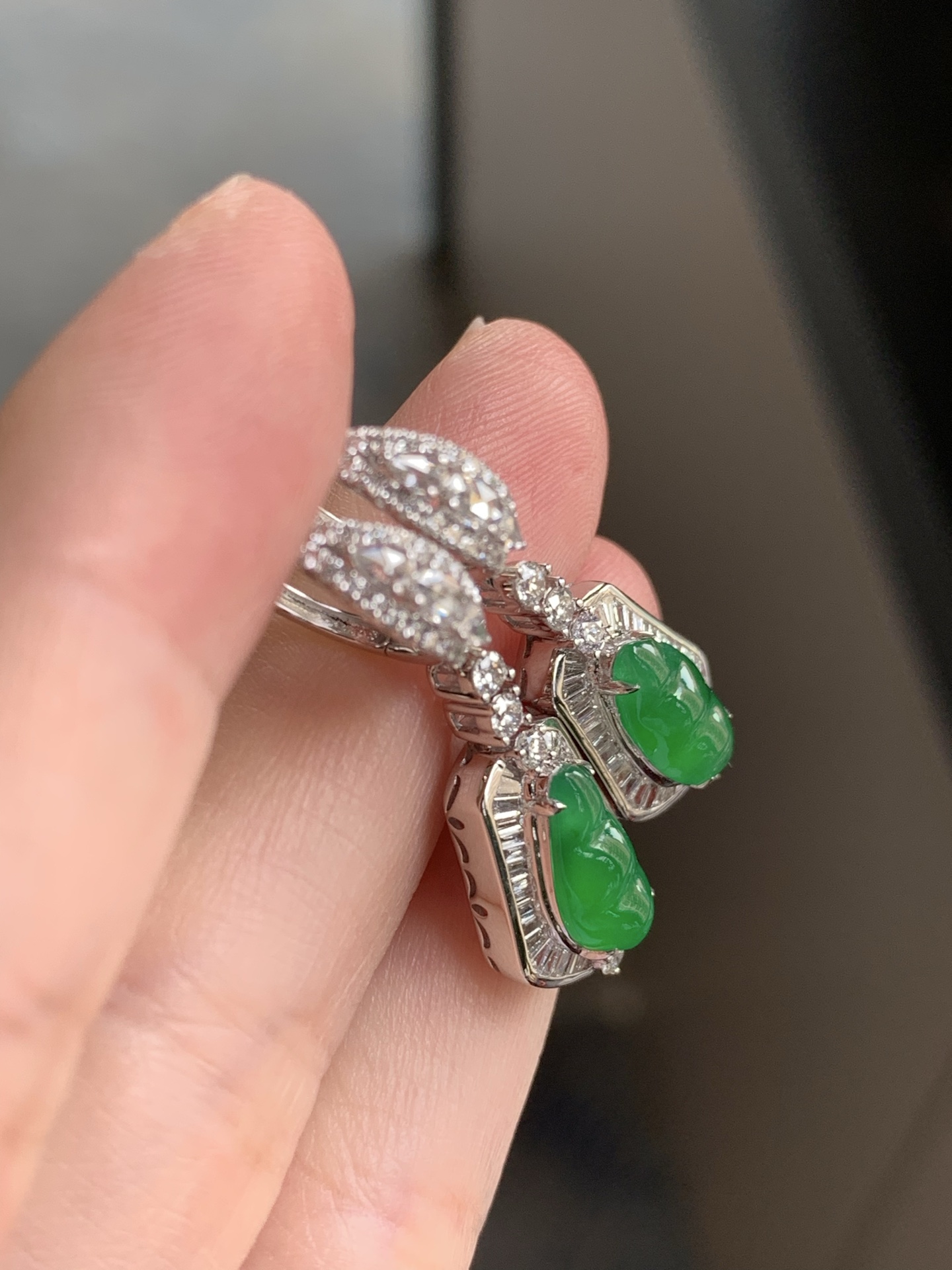 ️【18k金镶嵌福豆耳坠一对】种老细腻，色阳浓郁起胶 尺寸：成品：32*10.1*6.8，裸石：11.1*5.4*2.4,c22914