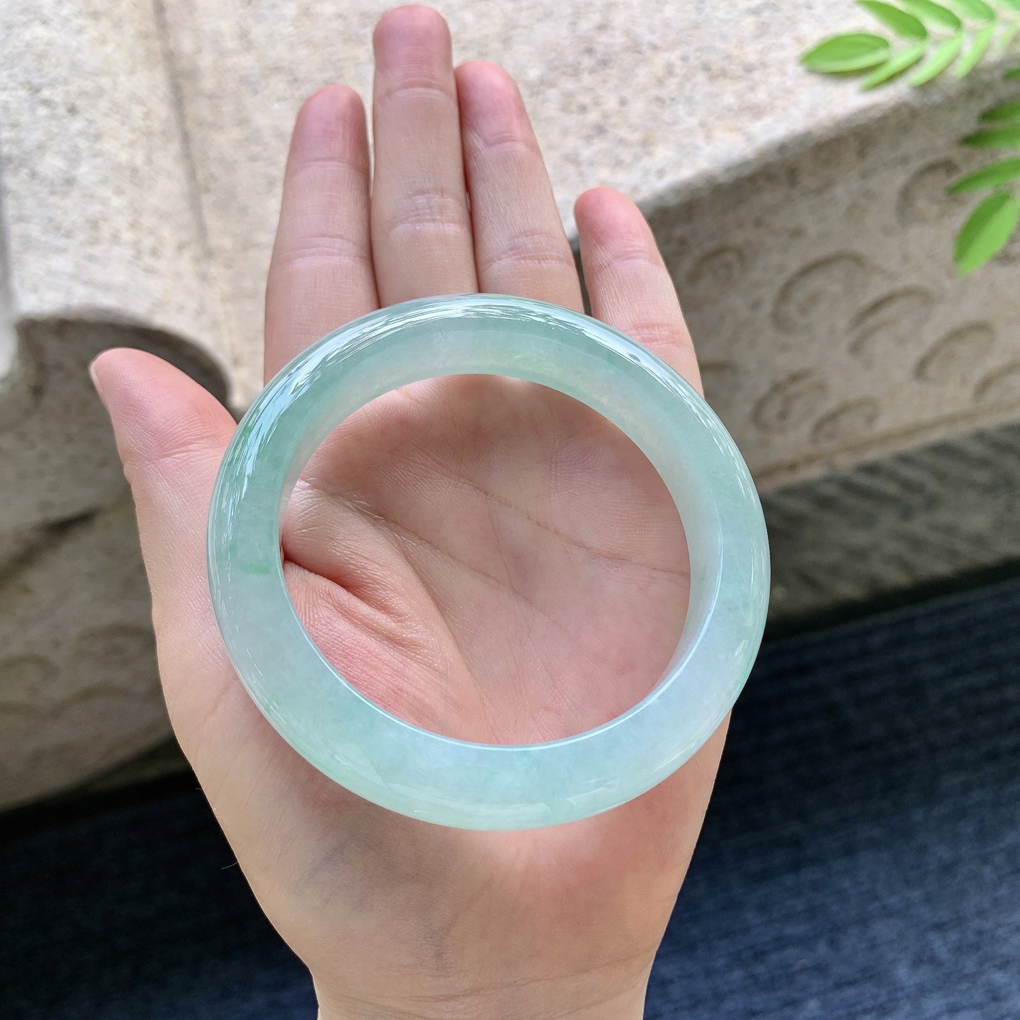正圈55 56 圈口56.8/12.6/9.2 编码W6091541 糯冰飘绿，水润，种老，细腻，打灯有絮线