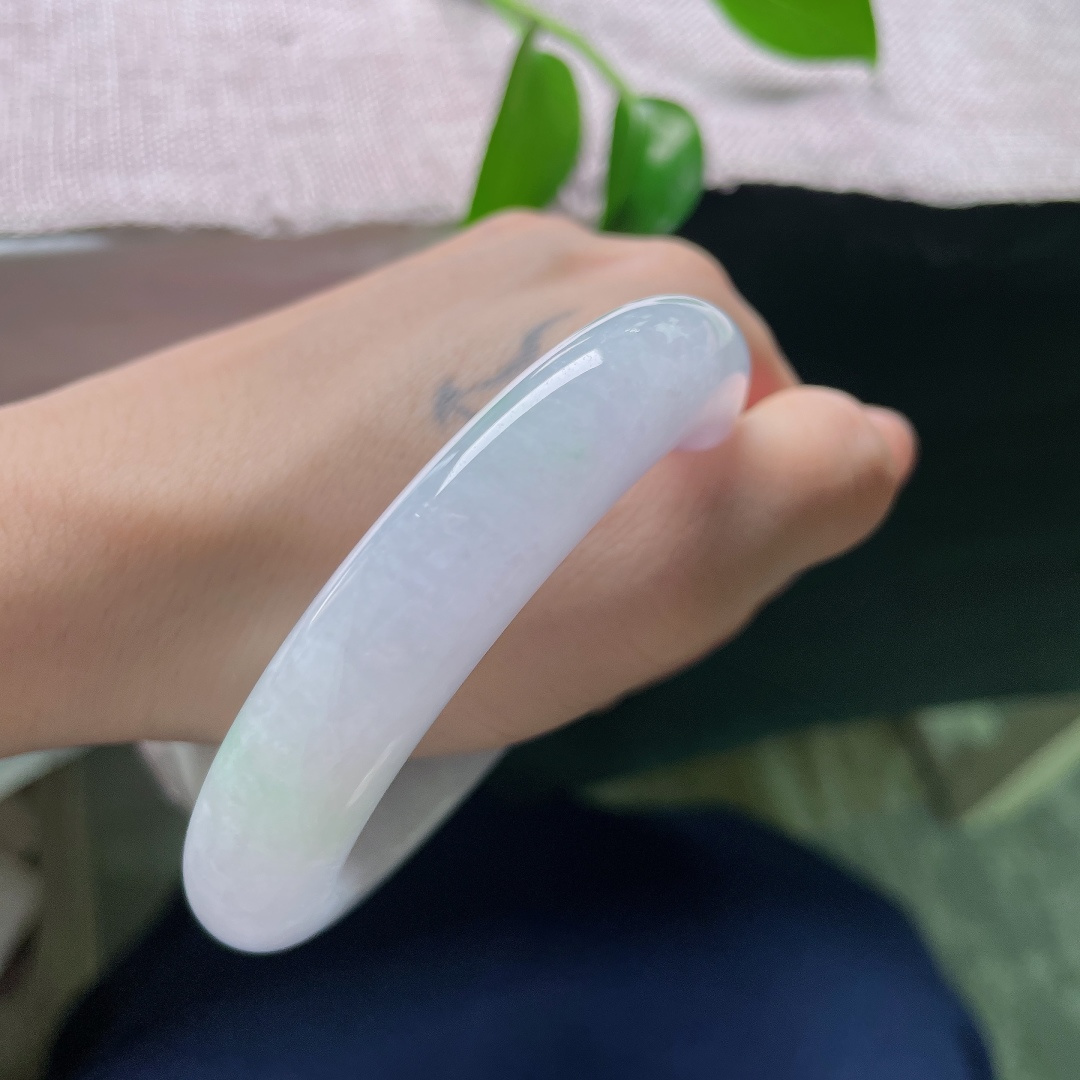 59/13/10.5，春彩正圈，一点皮纹，玉质细腻胶感十足，白底衬俏绿，像春风携翠落于素玉之上。ss59037a