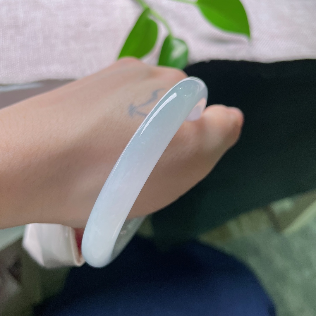 53.2/9.2，冰紫圆条，无裂，玉料冰透如水，紫调清浅，洒金星星点点，恰似桂花糕般朦胧别致，自带温柔的氛围感。ss59078a