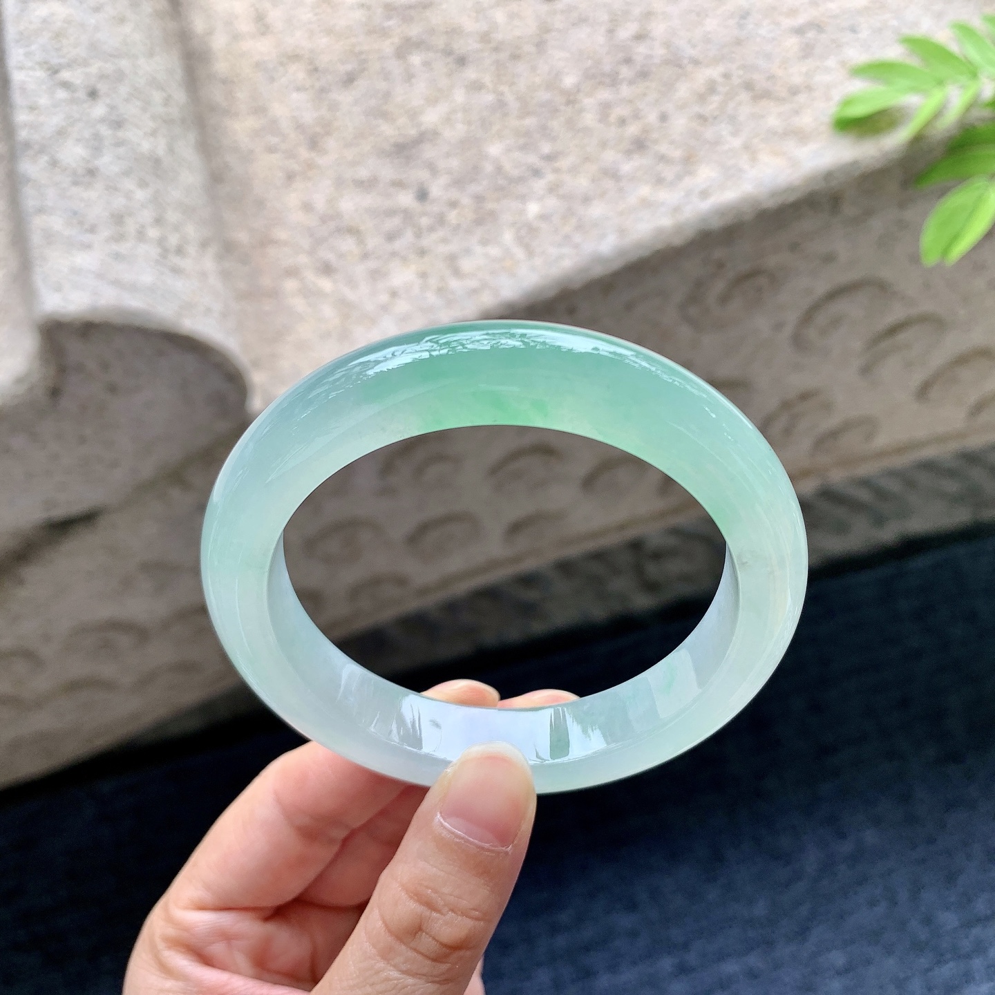 正圈58 59 圈口59/12.3/9.2 编码B2090546 糯冰飘绿，水润，种老，细腻，打灯有棉线