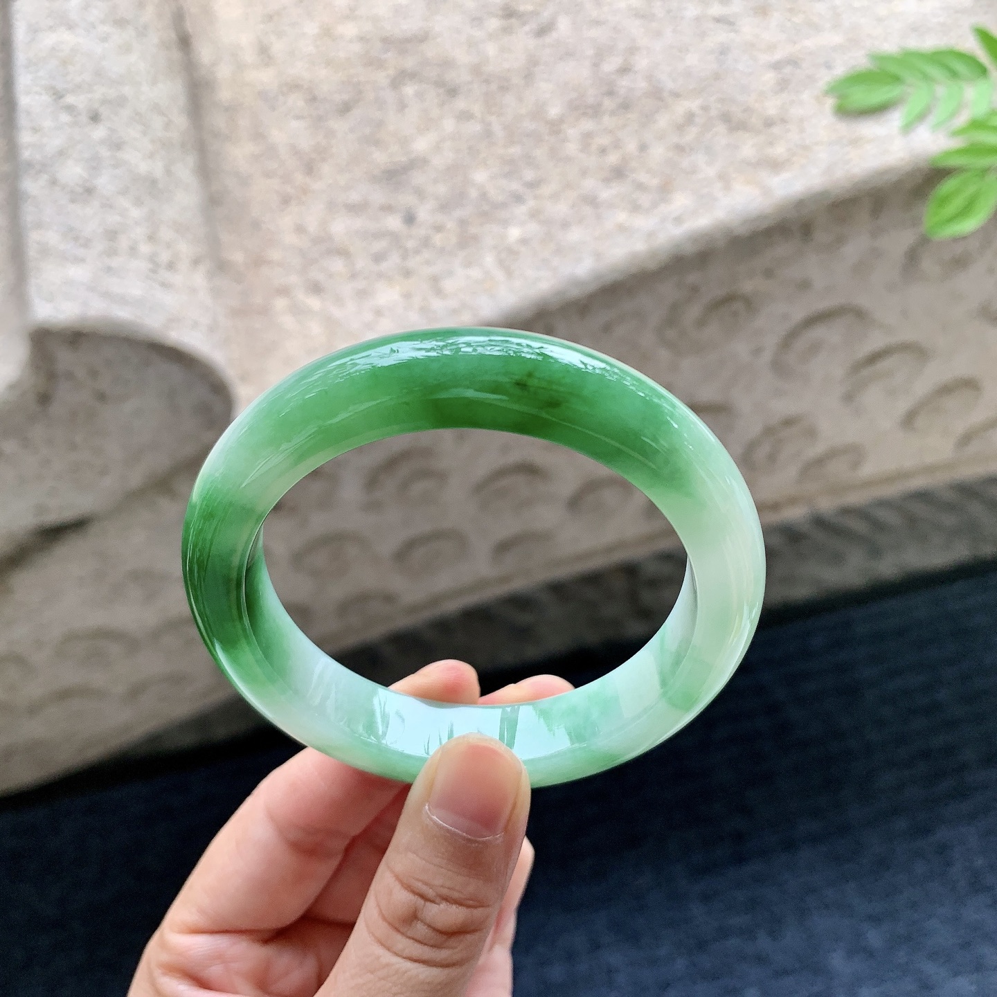 正圈54 55 圈口55/11.7/8.7 编码W6090724 糯冰飘绿，水润，种老，细腻，打灯有纹线