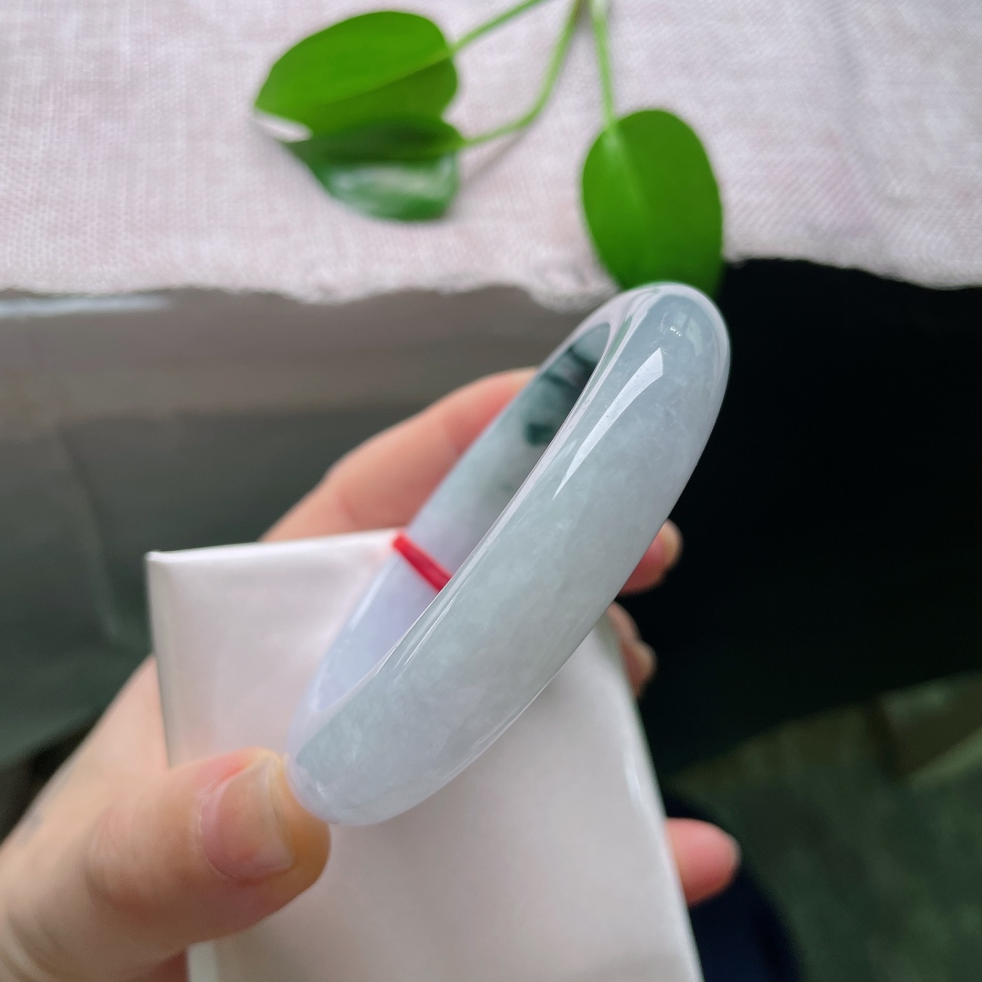 55/12.6/9.6，飘花正圈，一点皮纹，镯身漫染淡淡紫韵，深色飘花肆意挥洒，虚实相生，意境悠远耐回味。ss59033a
