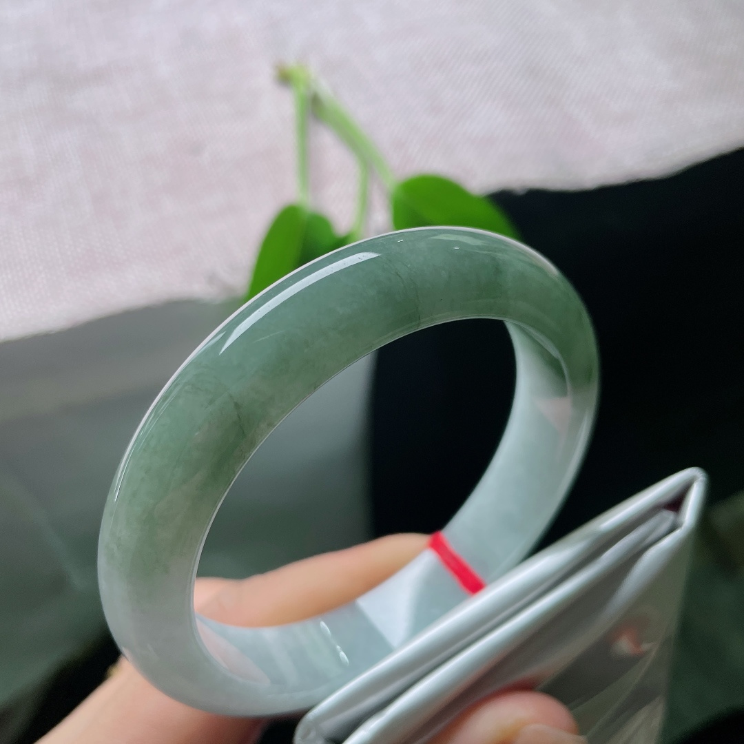 58.6/12.6/8.6，油青正圈，色线，半山半水平安镯，玉质细腻温润，一半素白，一半翠色，层次悠然。ss59004a