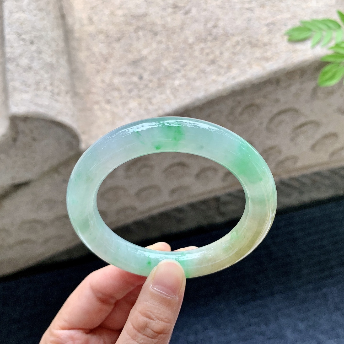 圆条54 55 圈口54/11/10.3 编码W6090721 糯冰黄加绿，水润，种老，细腻，打灯有絮线