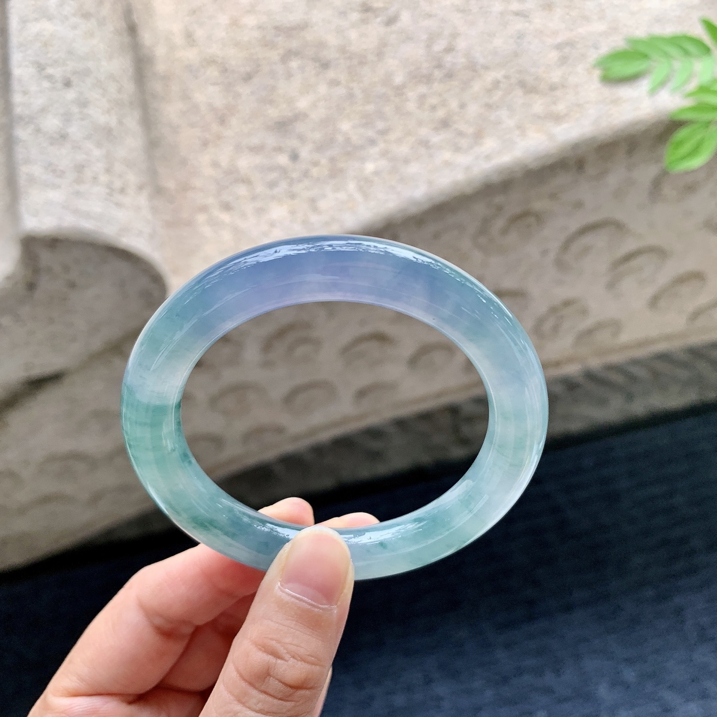 圆条51 52 圈口52.6/9.7/9.6 编码B2090717 冰糯飘花，水润，种老，细腻，打灯有纹线