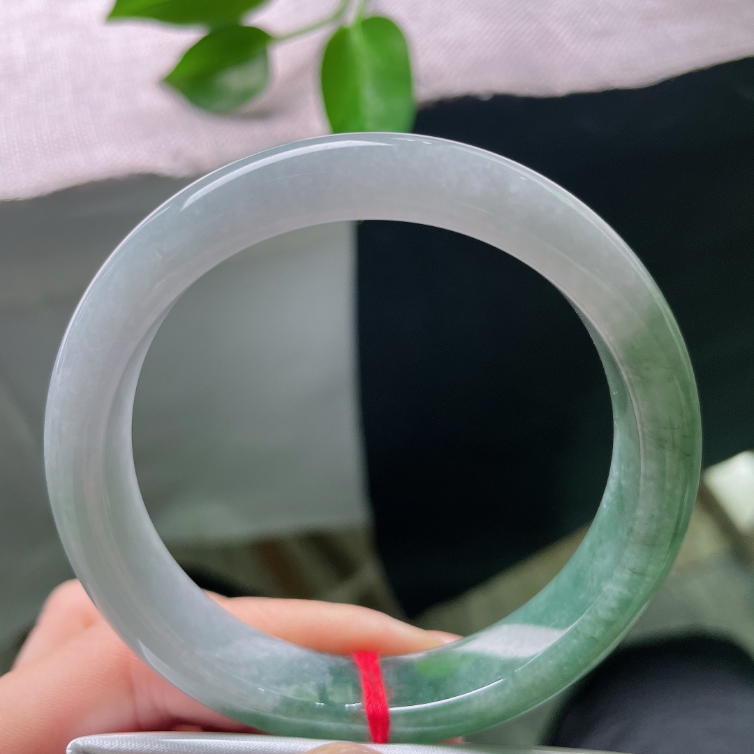 58.6/12.6/8.6，油青正圈，皮纹，种水清润透亮，自带柔和胶感，经典正圈镯型，上手端庄雅致。ss59007a
