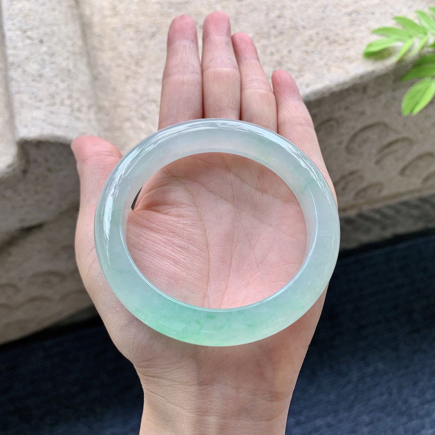正圈58 59 圈口59/12.3/9.2 编码B2090546 糯冰飘绿，水润，种老，细腻，打灯有