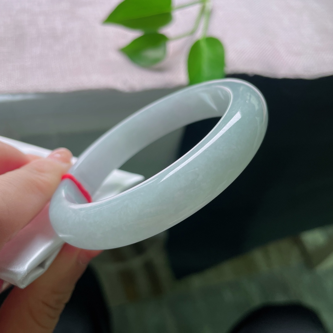 58.4/13/8.7，蓝底正圈，一点皮纹，种水清爽干净，玉光淡雅内敛，经典正圈版型，上手温婉端庄大气。ss59011a