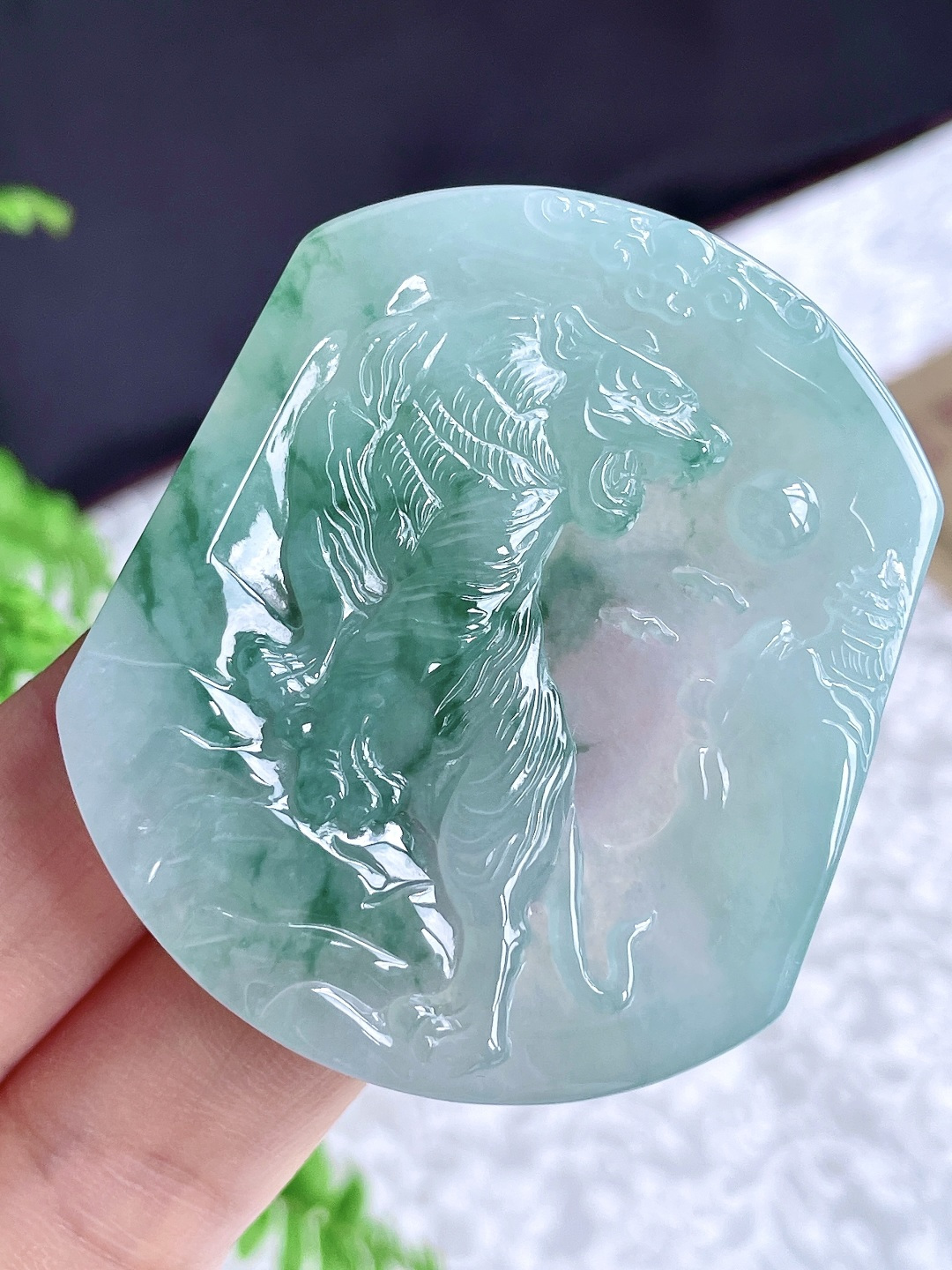 【裸石】冰糯种飘花生肖虎上山虎牌吊坠 【说明】缅甸 无裂 性比高 一刀切 【尺寸】54.6-46.2-5.5 【重量】32.6克