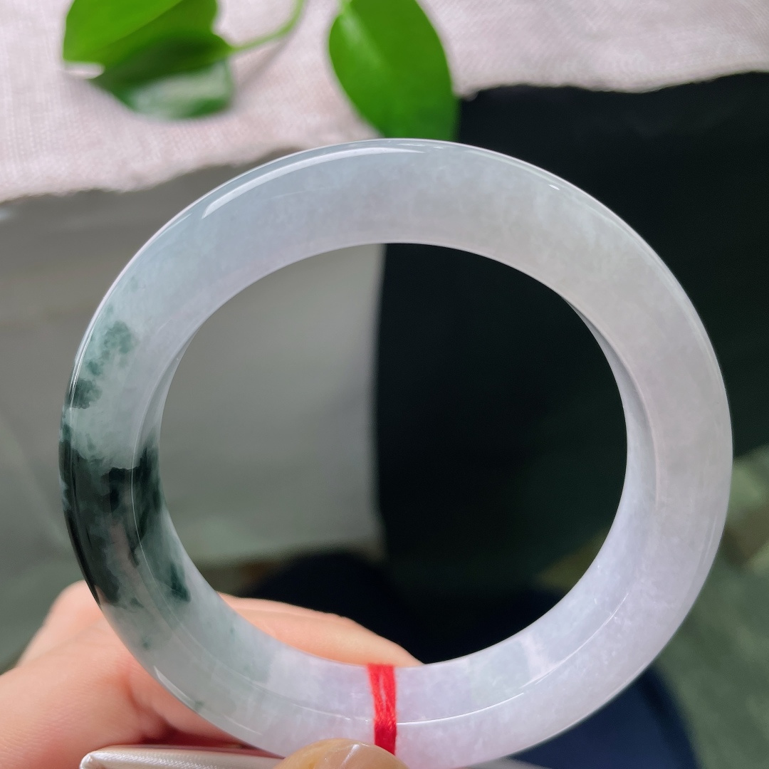 55/12.6/9.6，飘花正圈，一点皮纹，镯身漫染淡淡紫韵，深色飘花肆意挥洒，虚实相生，意境悠远耐回味。ss59033a