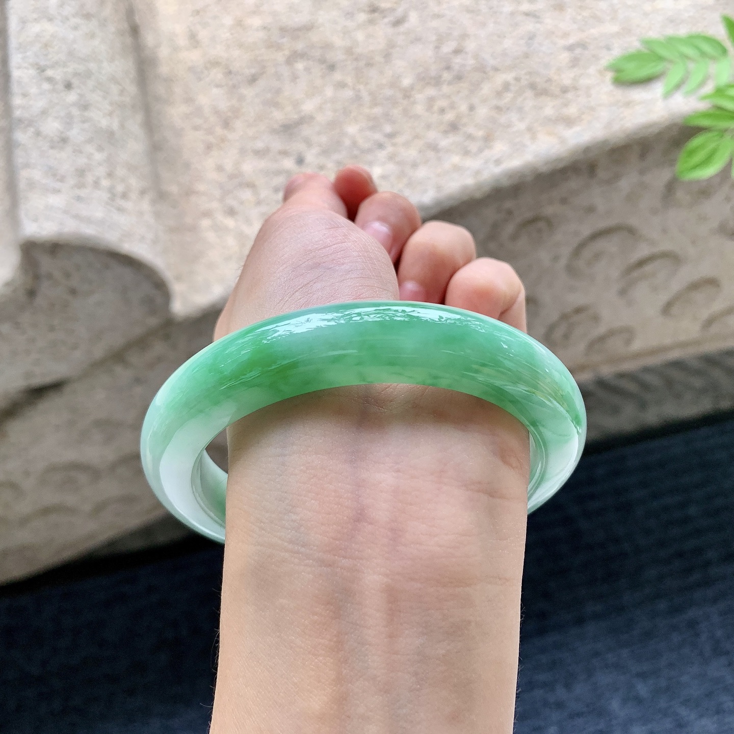 正圈62 63 圈口63.4/12.4/10.4 编码T1090711 细糯飘绿，水润，种老，细腻，有纹线