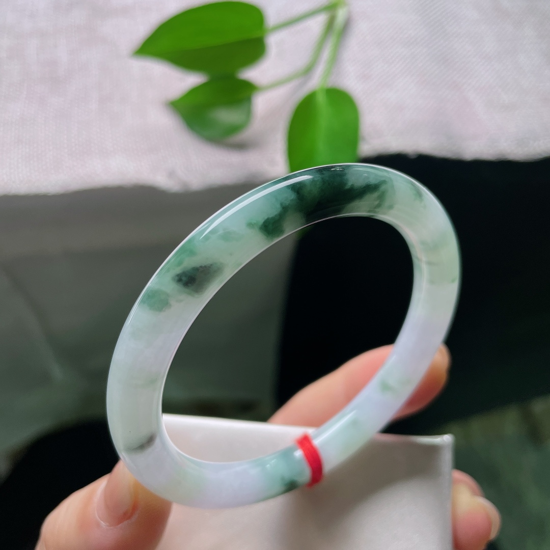 55.2/8.3，飘花圆条，皮纹，温润的紫调铺作底色，灵动墨绿飘花散落镯身，仿佛把暮春的云霞凝在一圈玉镯之上。ss59020a