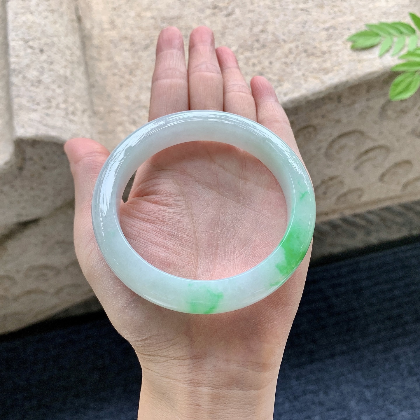 正圈58 59 圈口59.8/12.5/9 编码T1090710 细糯飘绿，水润，种老，细腻，打灯有棉线