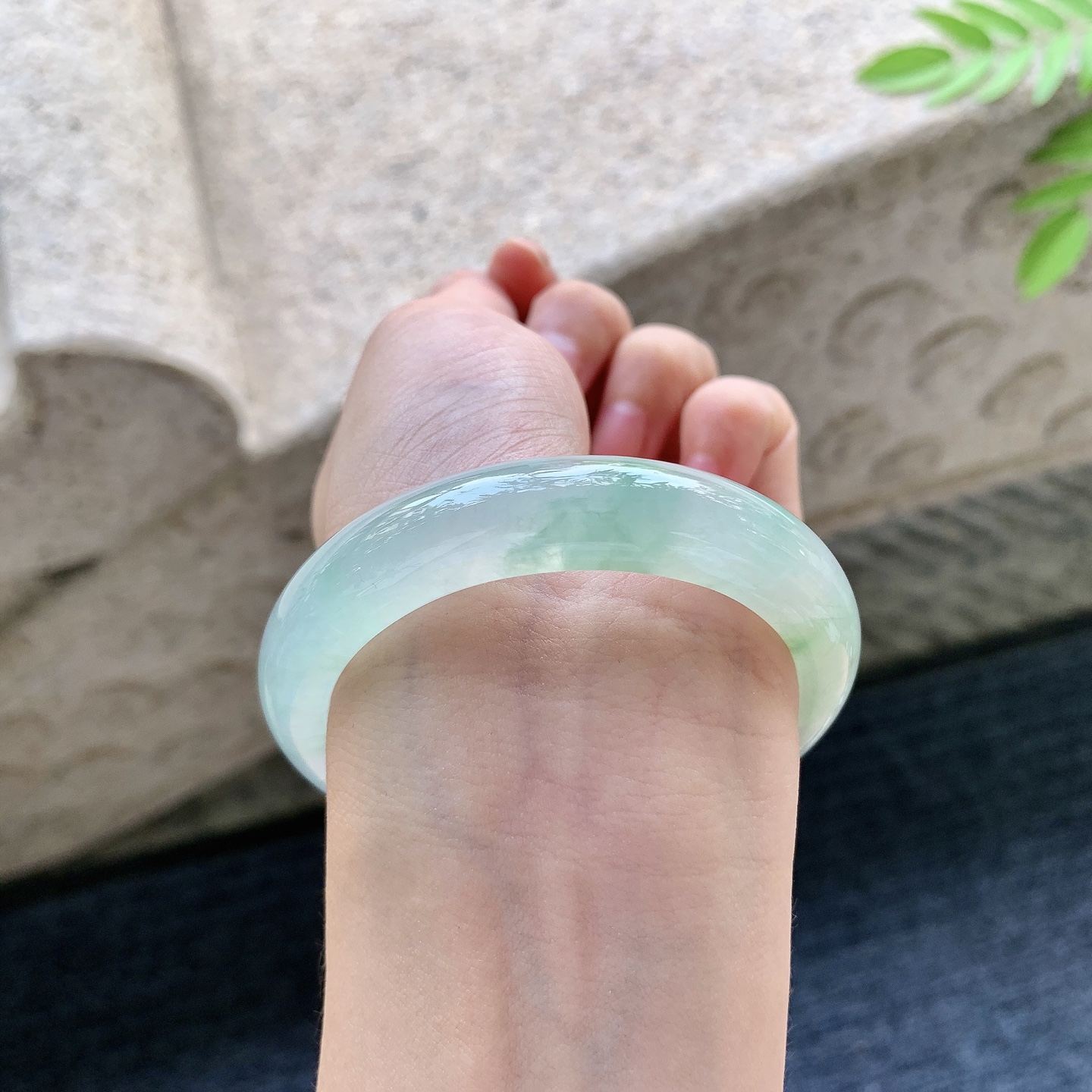 正圈52 53 圈口53/12/8.3 编码B2091523 冰糯飘绿，水润，种老，细腻，打灯有絮线