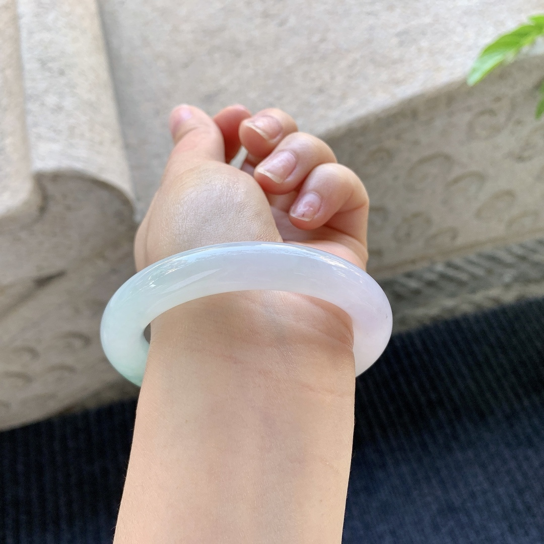 圆条53 54 圈口54.1/19.7/10.5 编码FL091341 糯冰飘绿，水润，种老，细腻，打灯有纹线