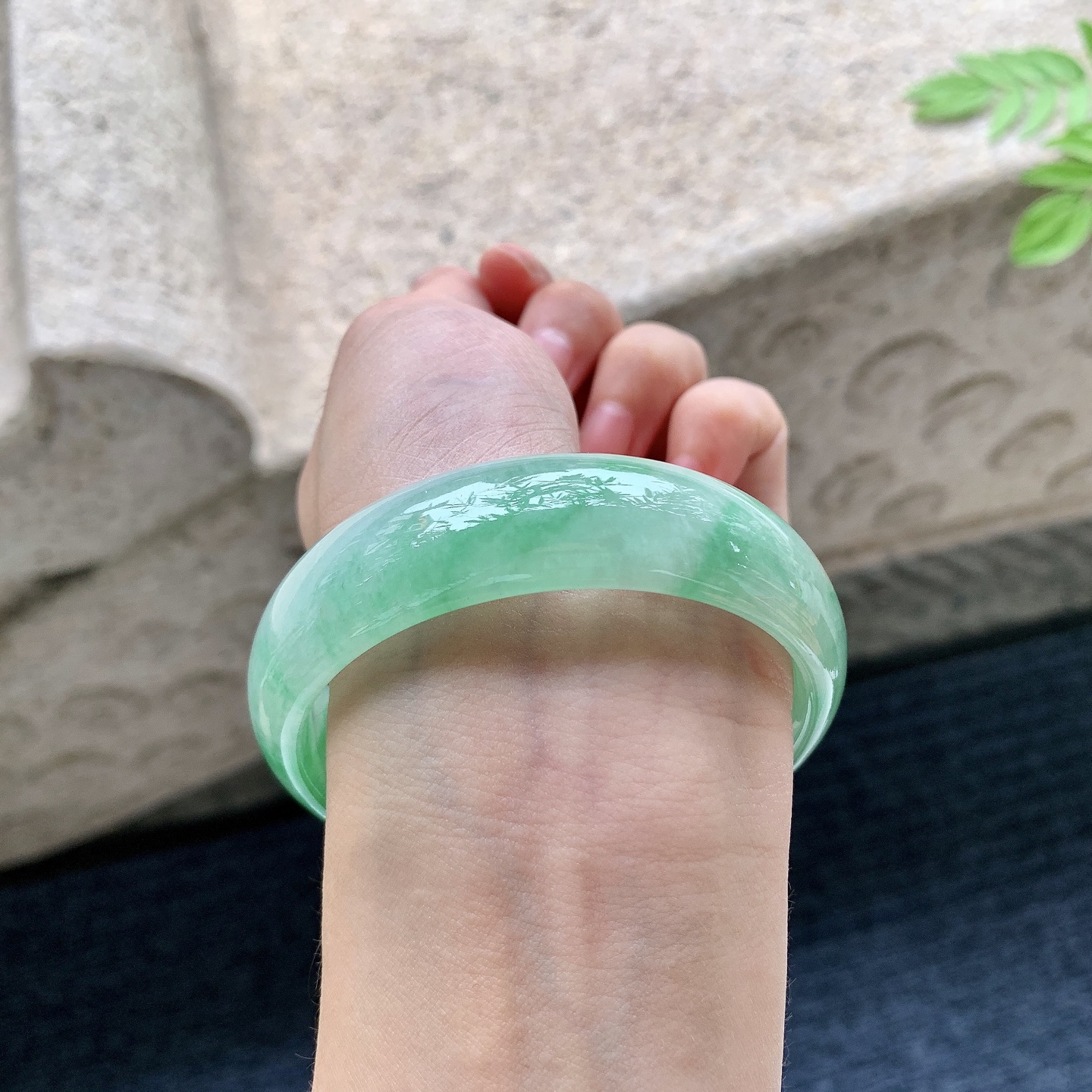 正圈57 58 圈口58.2/17/6.3 编码HJ090701 冰糯飘绿，宽版，水润，种老，细腻，打灯有棉线