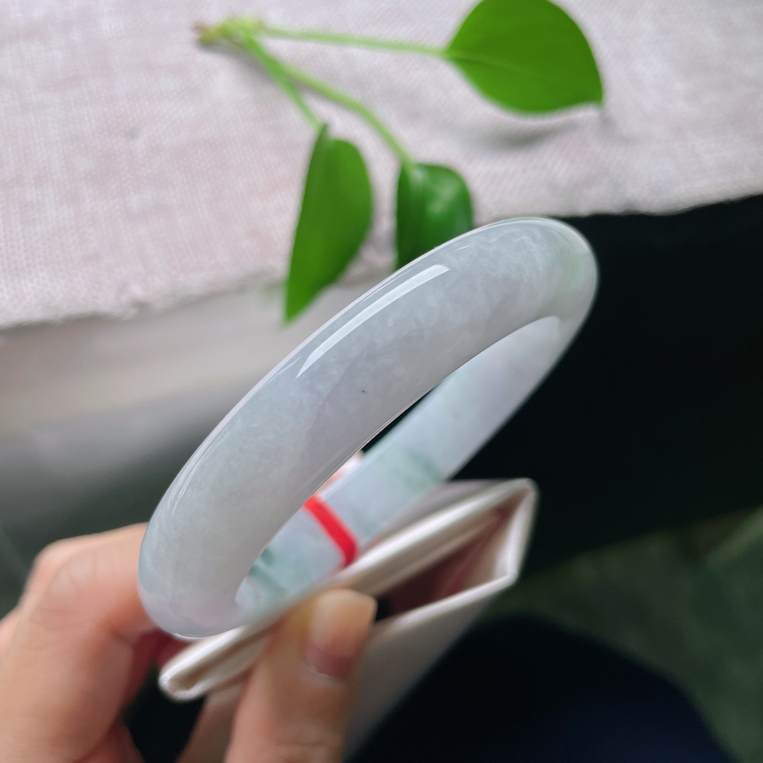 59/12.4/10，飘花正圈，一点皮纹，紫底清透柔润，墨色飘花随性晕染，一镯揽春韵，上手温婉又有灵气。ss59040a