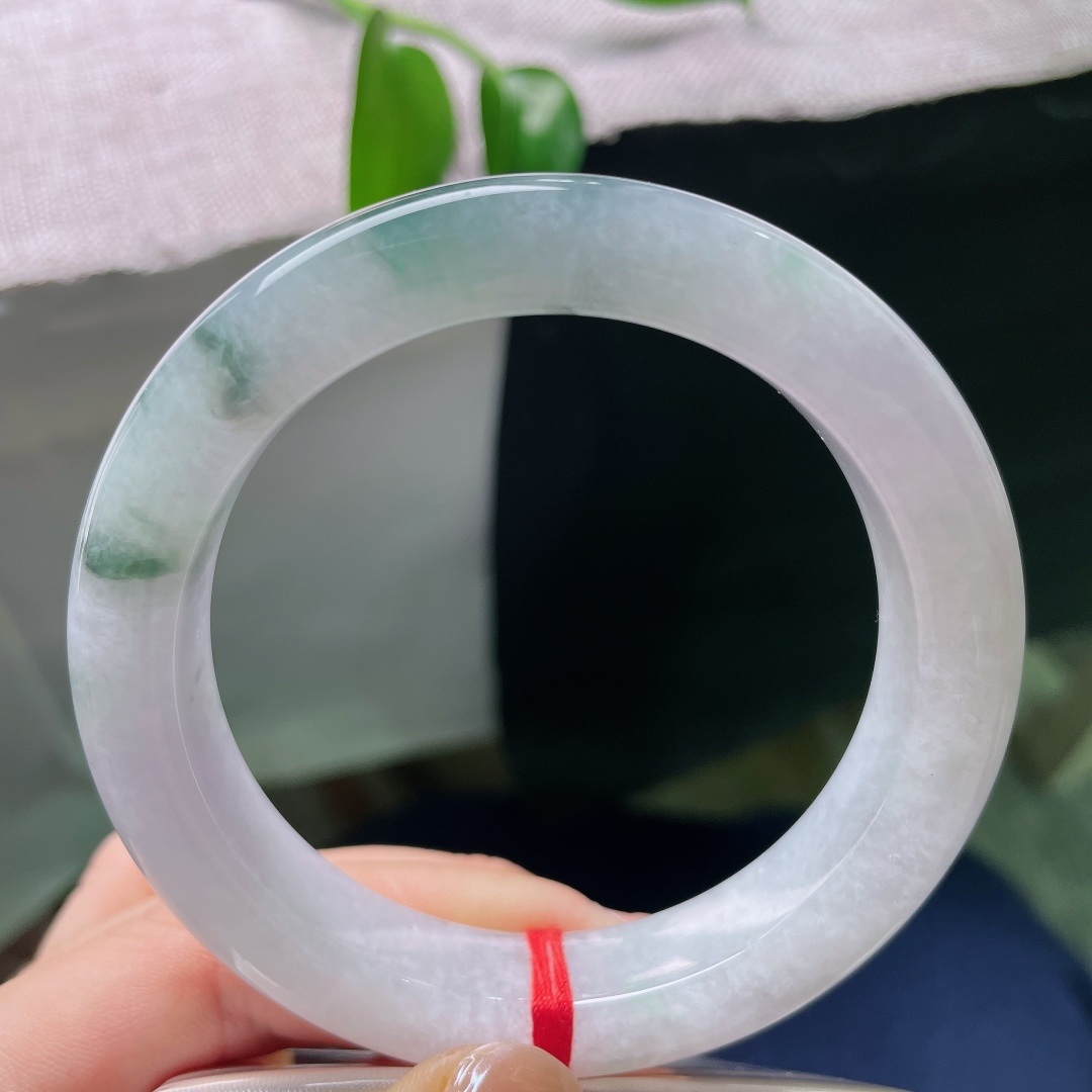 59/12.4/10，飘花正圈，一点皮纹，紫底清透柔润，墨色飘花随性晕染，一镯揽春韵，上手温婉又有灵