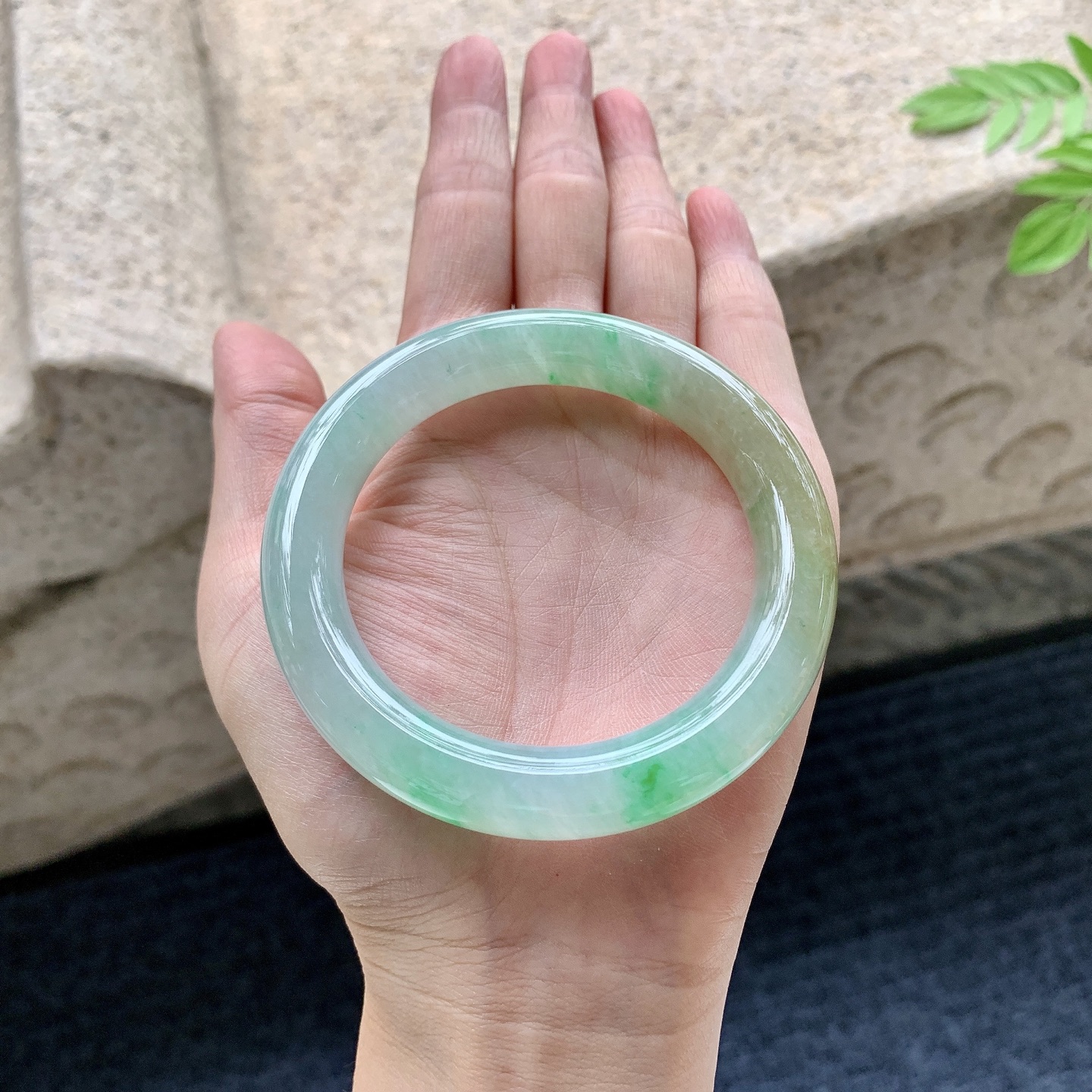 圆条54 55 圈口54/11/10.3 编码W6090721 糯冰黄加绿，水润，种老，细腻，打灯有