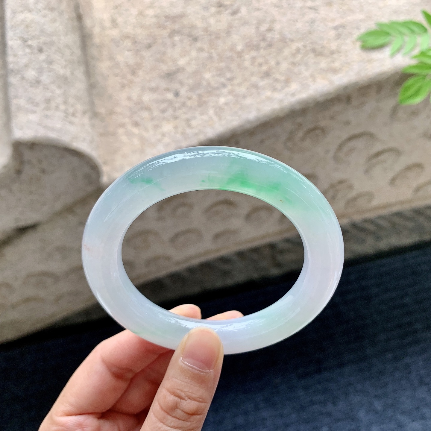 正圈54 55 圈口55.7/11/11.3 编码C5090709 糯冰飘绿，水润，种老，细腻，有纹线