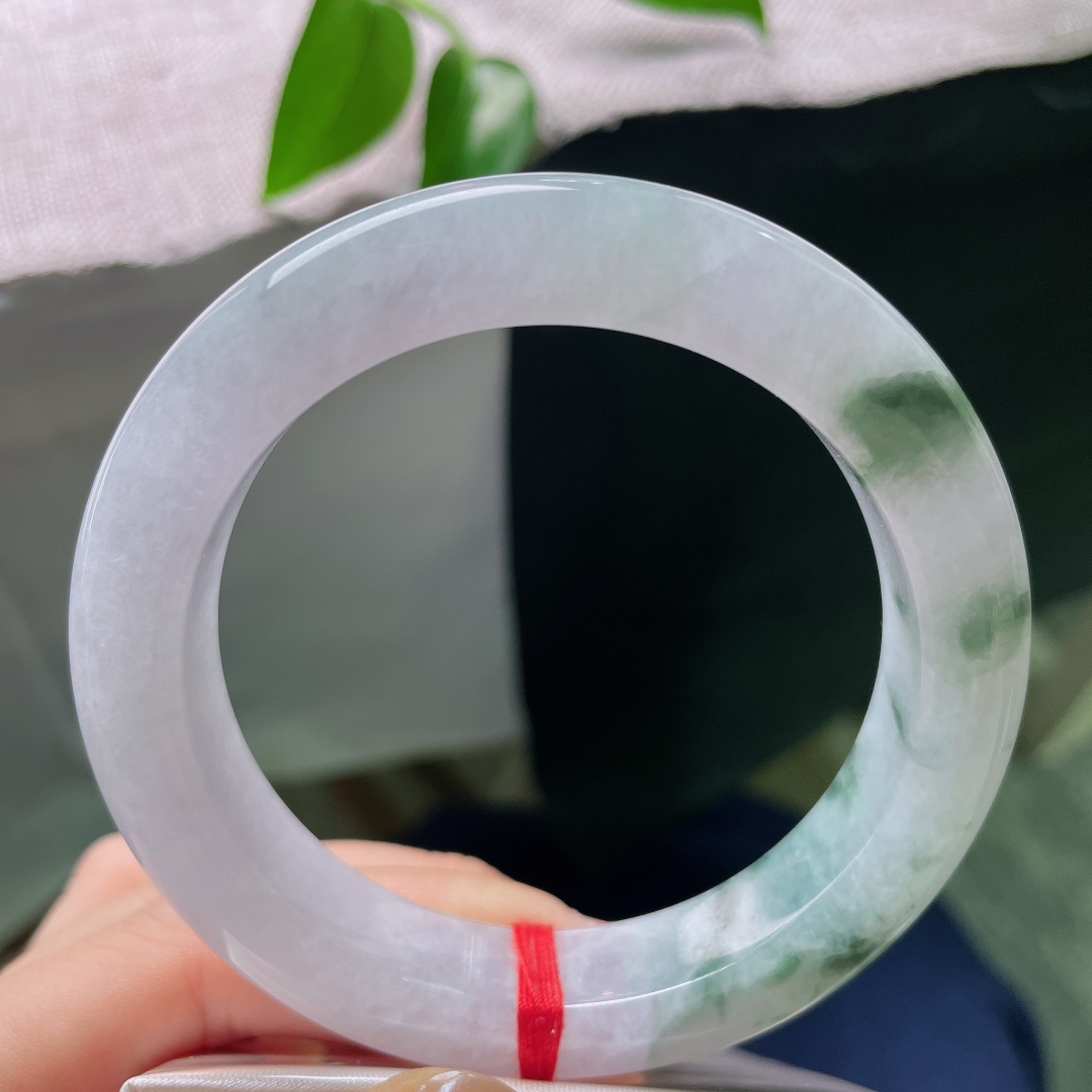 59/13.1/10.5，飘花正圈，一点皮纹，紫气浅浅萦绕镯间，泼墨般飘花灵动洒脱，种水干净，尽显玉石之美。ss59047a