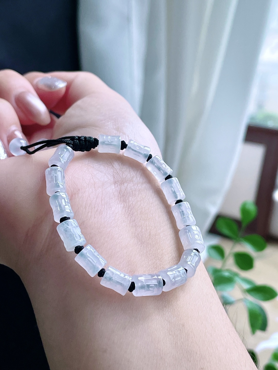 【珠子】糯冰手串仿古桶珠手串 【说明】缅甸 性比高 【尺寸】7.2-5.8mm 【重量】9.6克