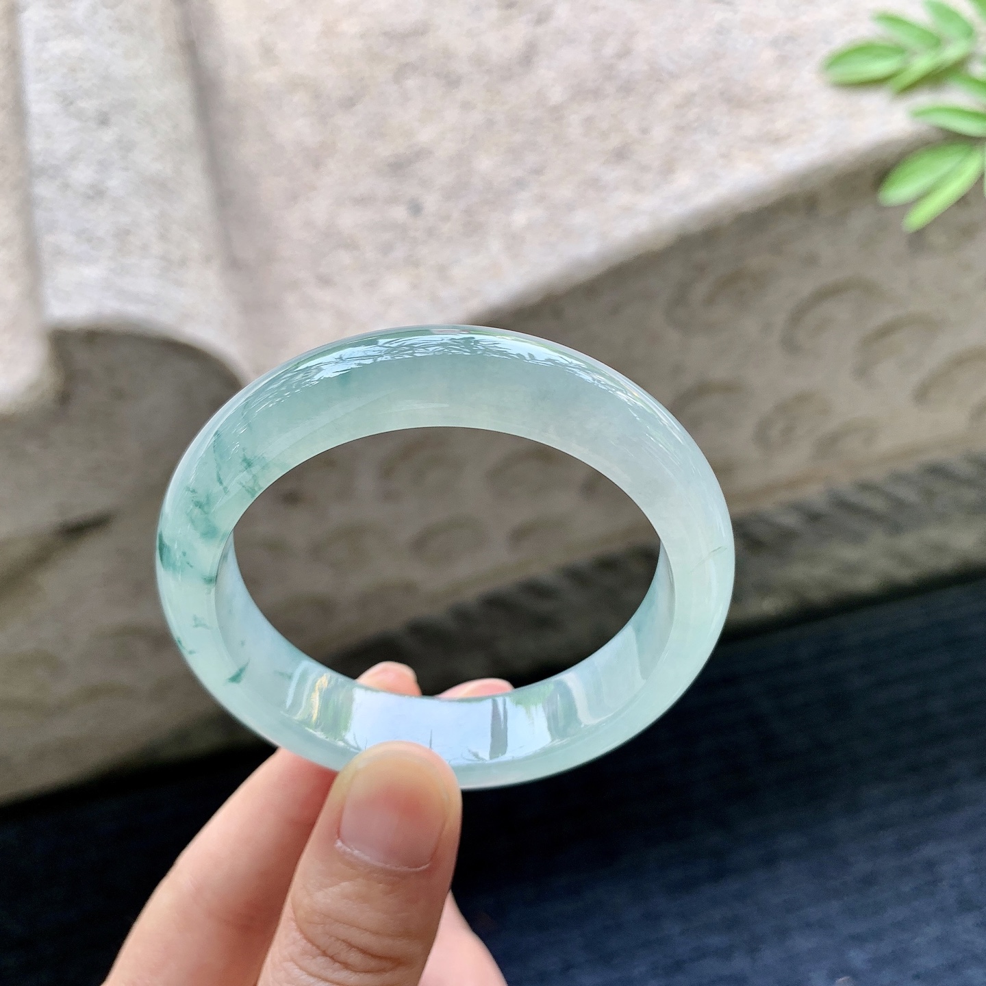 正圈50 51 圈口50.7/12.3/7.6 编码J1090935 糯冰飘花，水润，种老，细腻，打灯有纹线