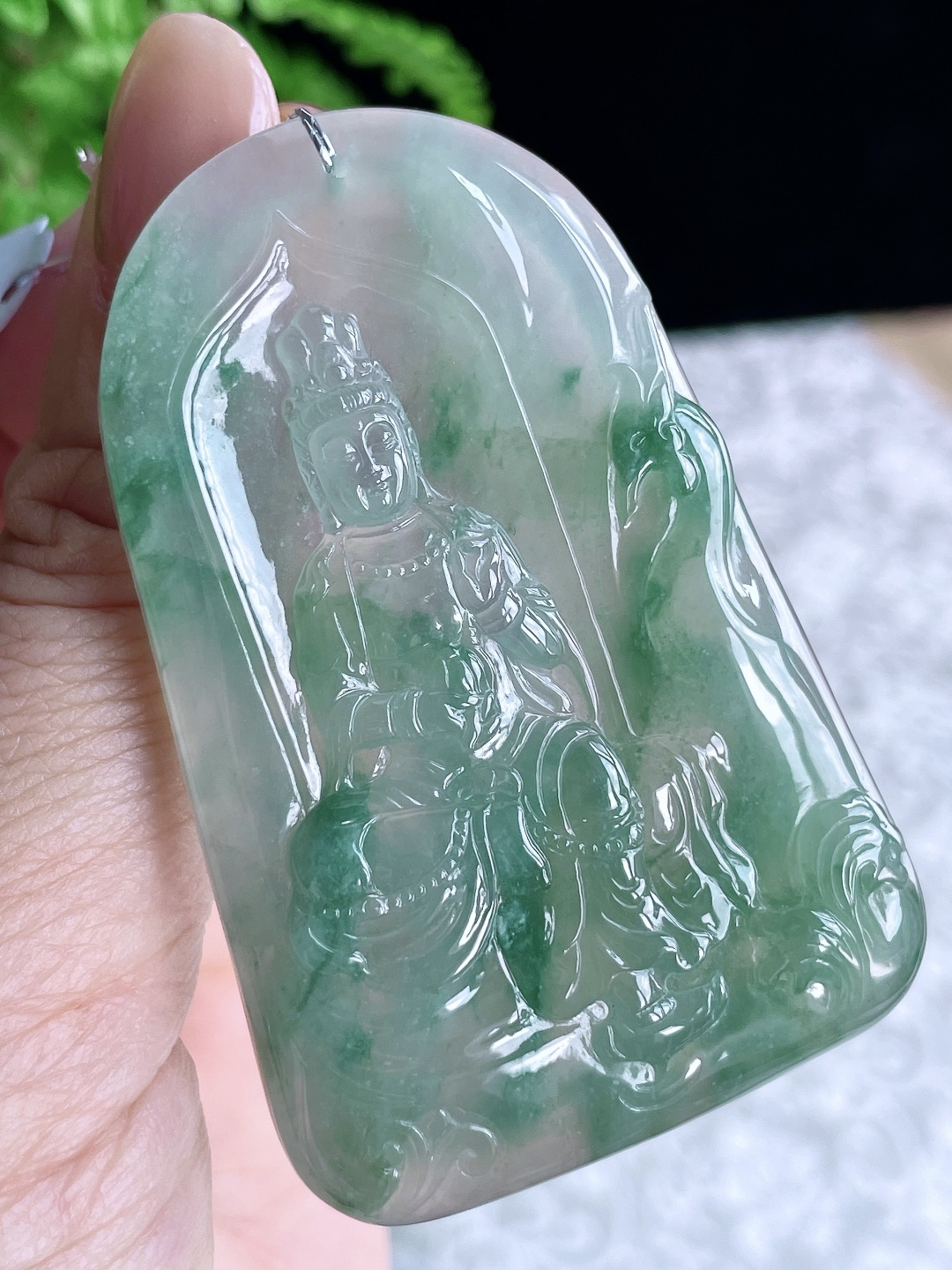 【裸石】糯冰飘绿御凤观音牌吊坠 【说明】缅甸 无裂 性比高 厚装 【尺寸】61-39.4-6 【重量】32.8克