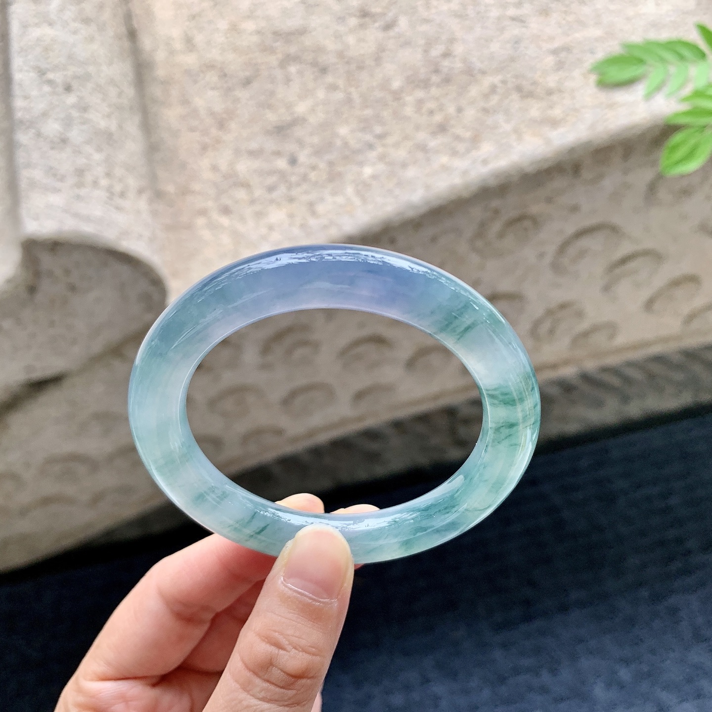 圆条51 52 圈口52.6/9.7/9.6 编码B2090717 冰糯飘花，水润，种老，细腻，打灯有纹线